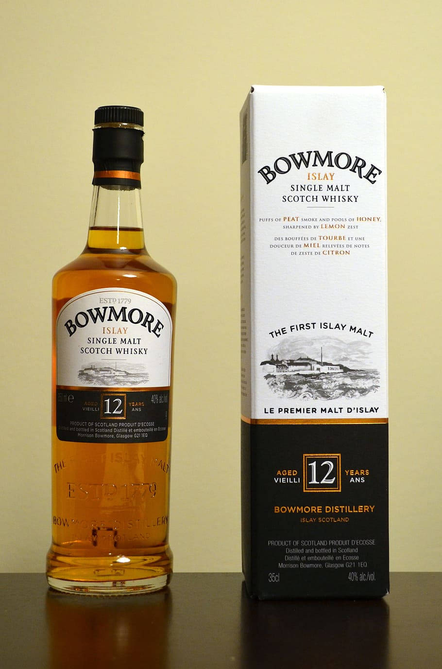 Bowmore 12年艾雷島單一麥芽蘇格蘭威士忌酒瓶和盒子在木桌上。