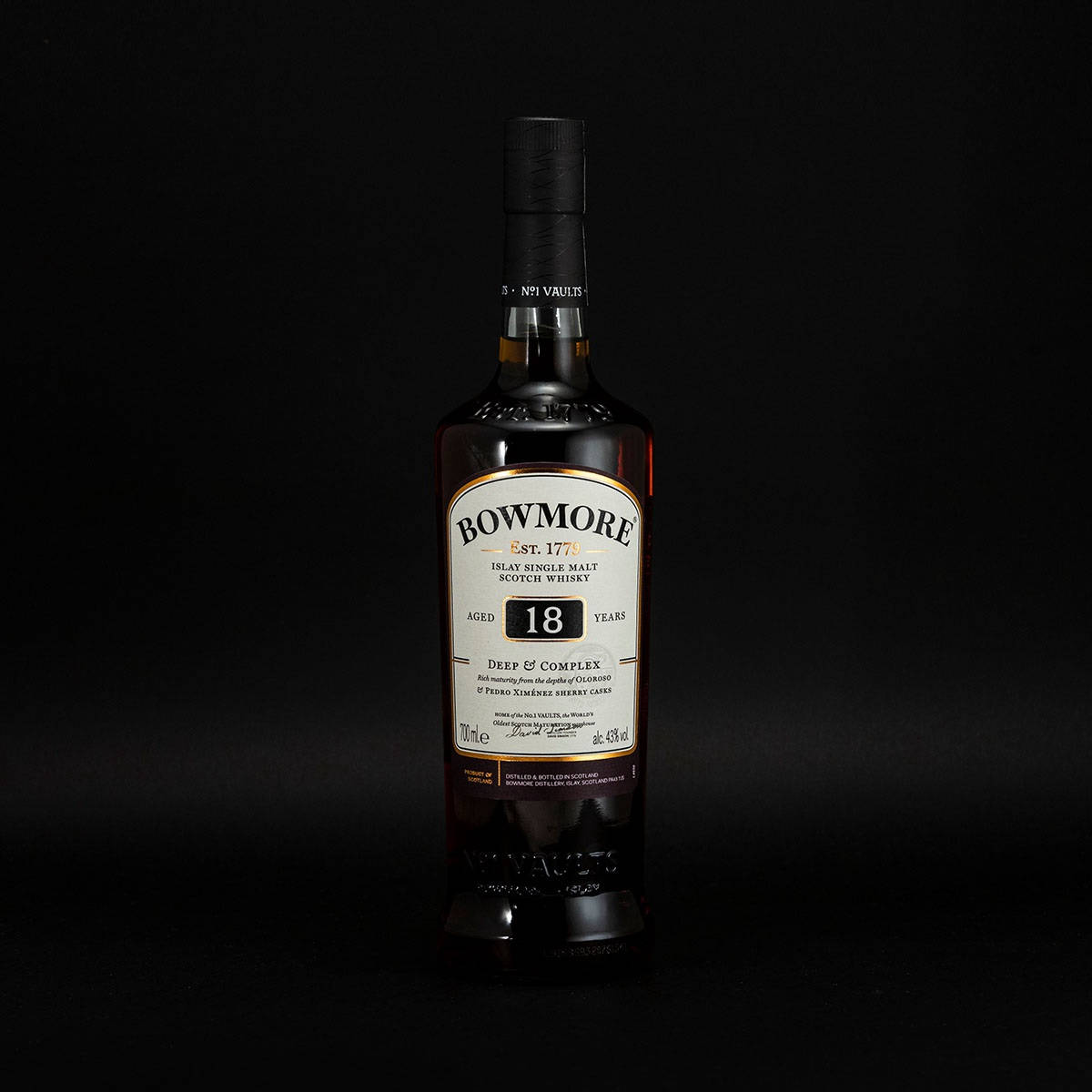 一瓶Bowmore 18年威士忌，背景為黑色。