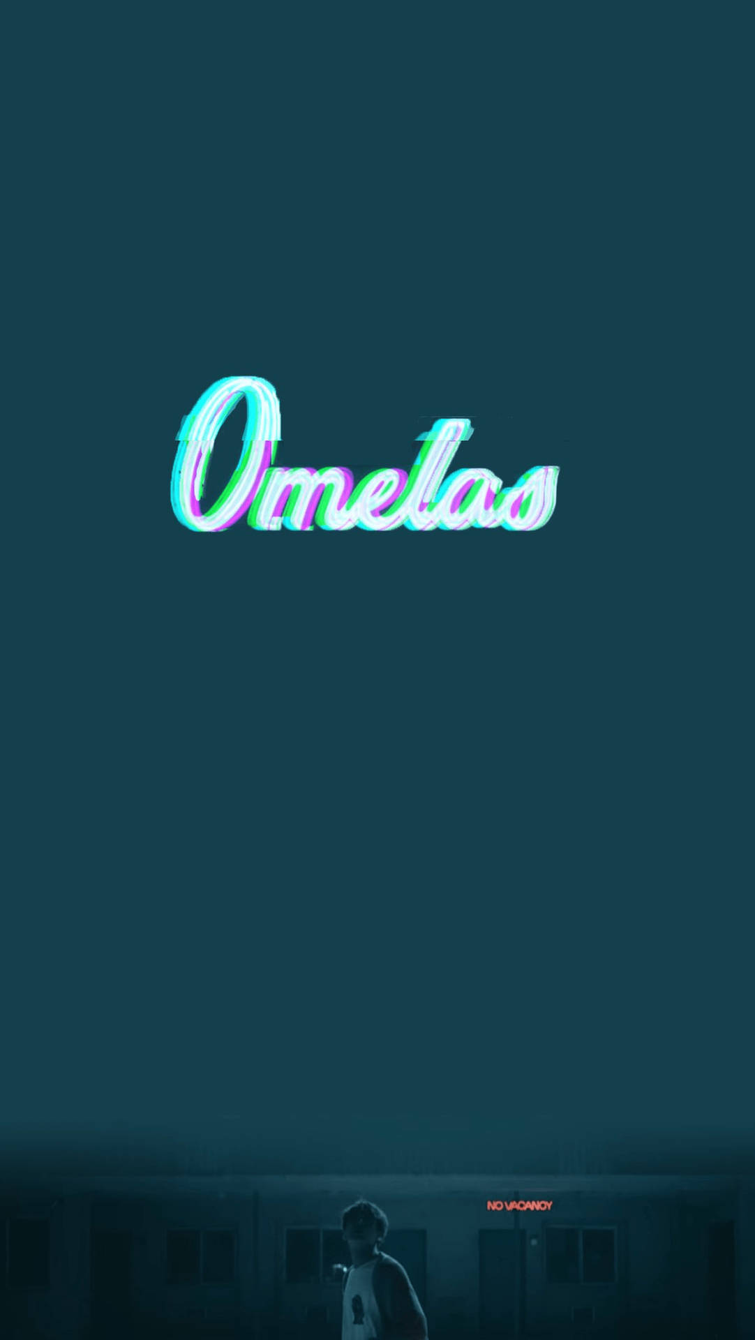 夜晚站立的人上方寫有 Ometas 的霓虹燈牌。