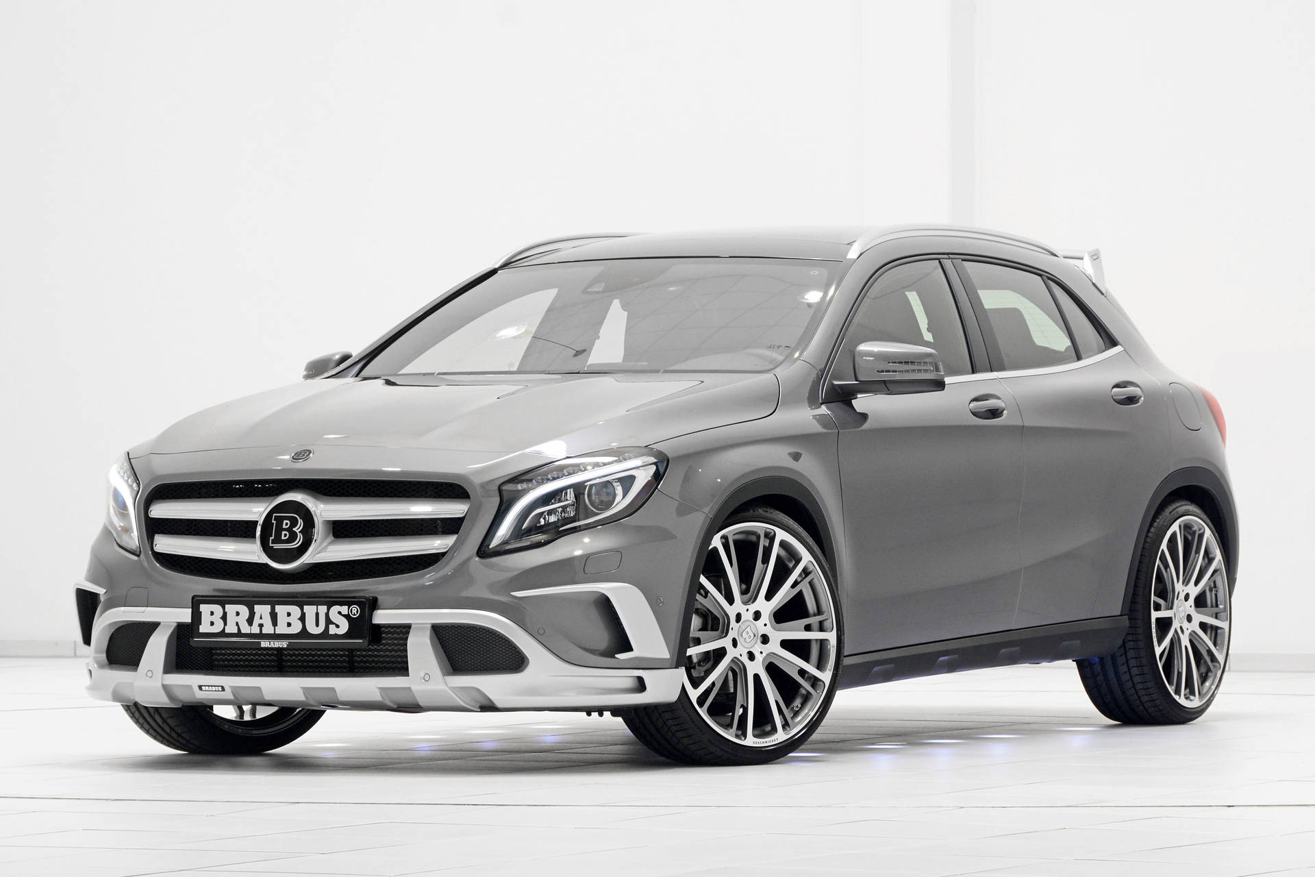 灰色Brabus Mercedes SUV配定制輪圈在白色工作室環境