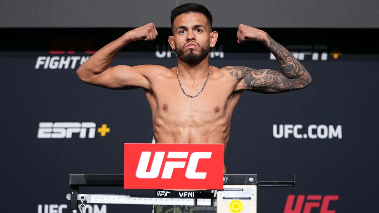 UFC拳手在官方稱重活動中彎曲手臂。