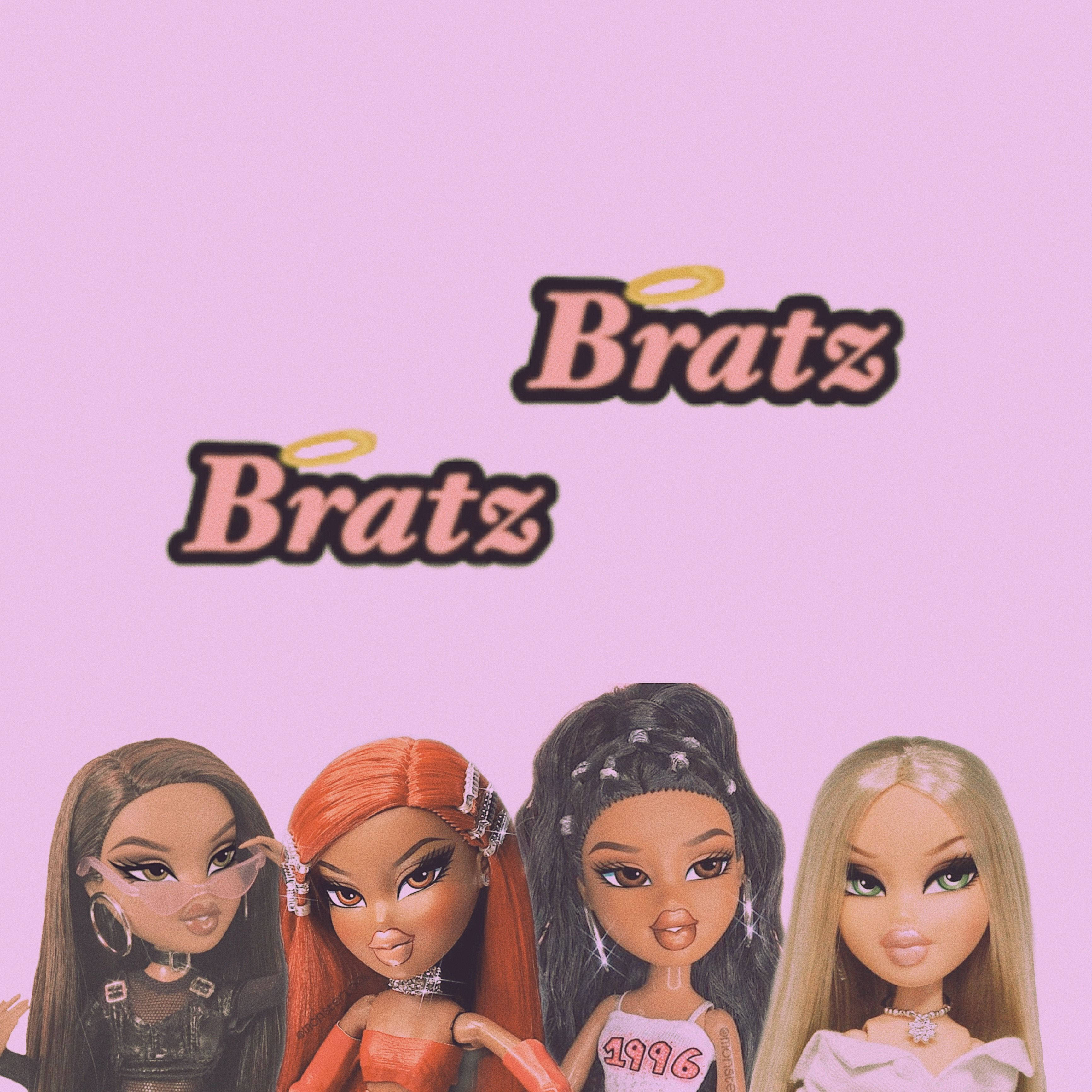 Bratz 風格粉紅隊伍 壁紙 — 四個Bratz公仔，化著大膽妝容，穿著時尚服裝，在純粉紅色背景前擺姿勢，上方有Bratz標誌。
