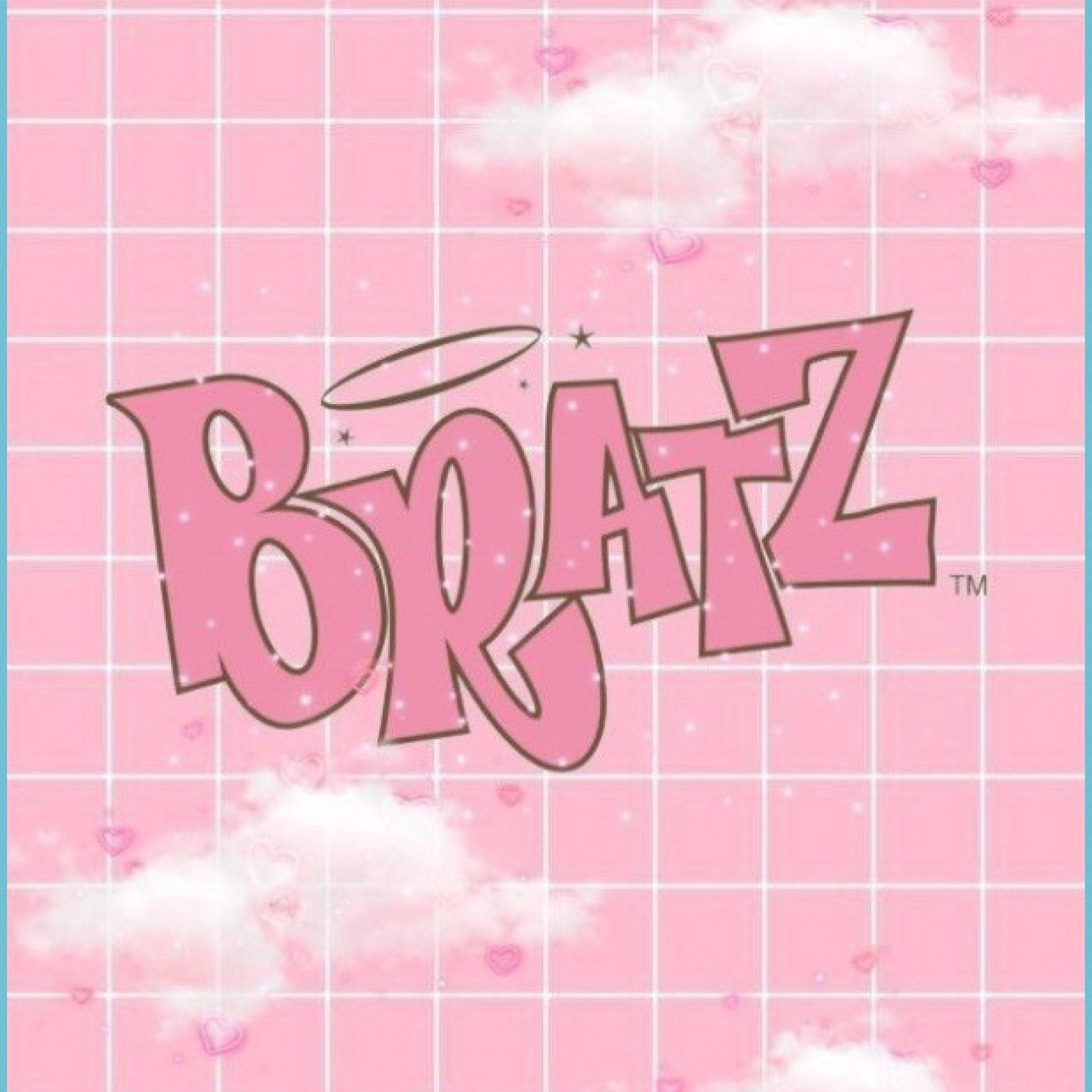 粉紅色壞女孩風格 Bratz 壁紙 — 粉紅色網格背景，帶有蓬鬆雲朵、心形和帶光環的時尚粉紅色字母「BRATZ」。