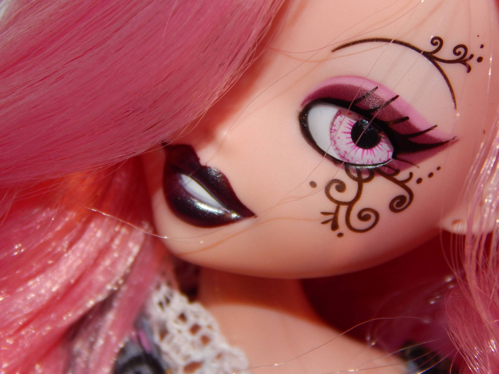 Bratz 公仔精緻眼妝 壁紙