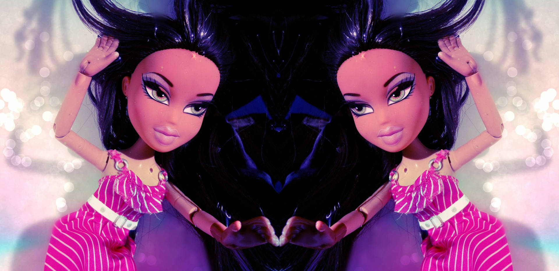 兩個鏡像的 Bratz 公仔穿著粉紅色條紋連衣裙，舉起雙手擺姿勢。