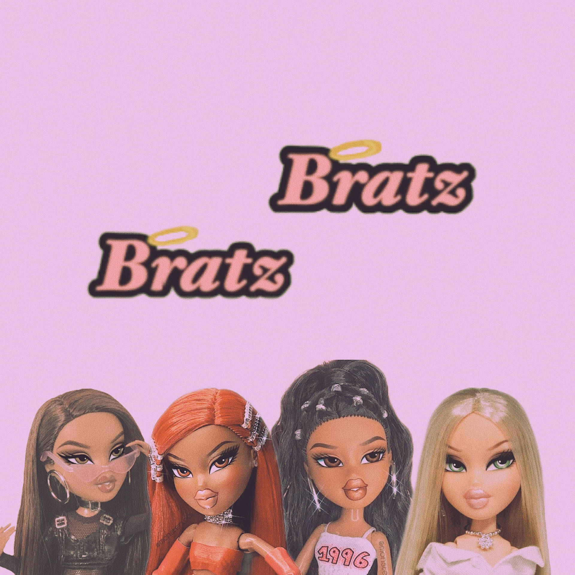 四個Bratz公仔，帶有天使光環和大膽妝容，在粉紅色背景上。