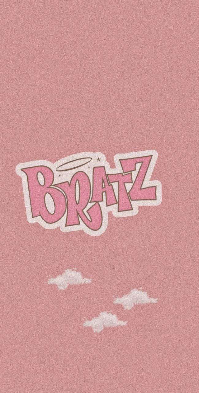 Bratz天使標誌 壁紙 — 粉紅色 Bratz 標誌，帶有天使光環和雲朵，位於有紋理的粉彩粉紅色背景上。