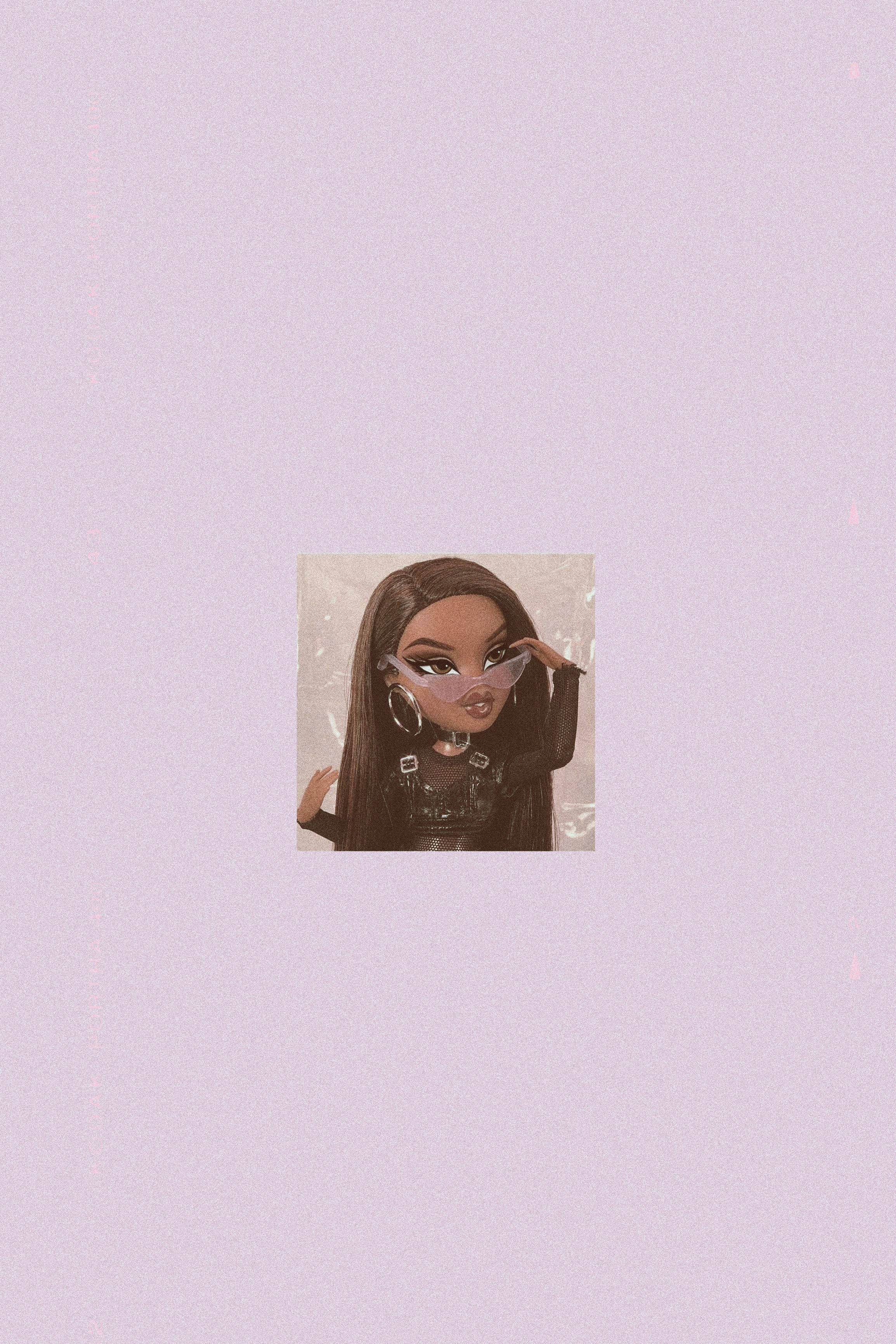 Bratz娃娃美學個人頭像 壁紙 — 一個風格化的娃娃，長著深色長髮，戴著超大眼鏡，在柔和的薰衣草背景前擺姿勢。