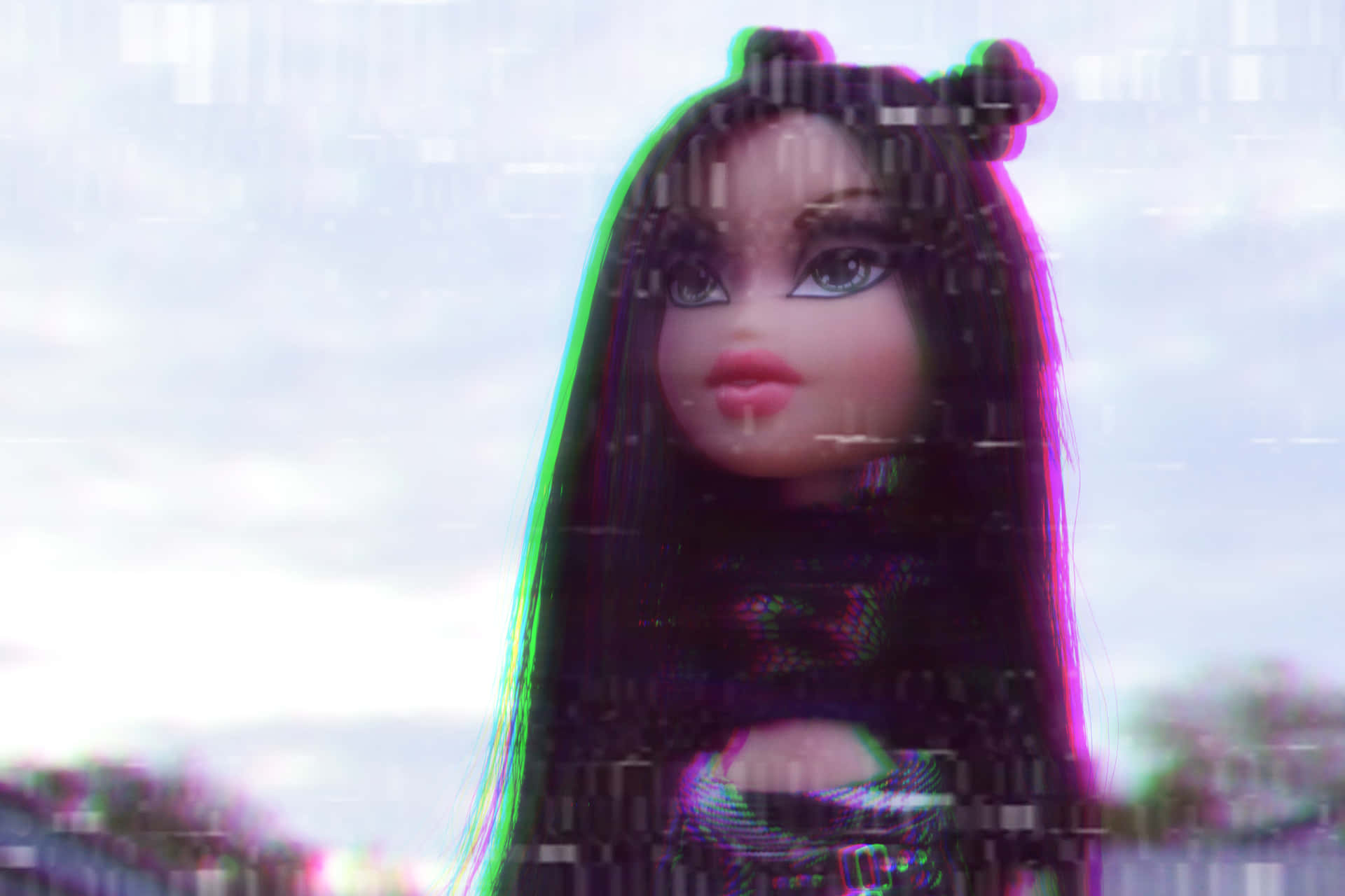 Bratz娃娃美學故障效果 壁紙 — 一個擁有長黑髮和發光眼睛的洋娃娃，在模糊背景上疊加了鮮豔的故障效果和色差。