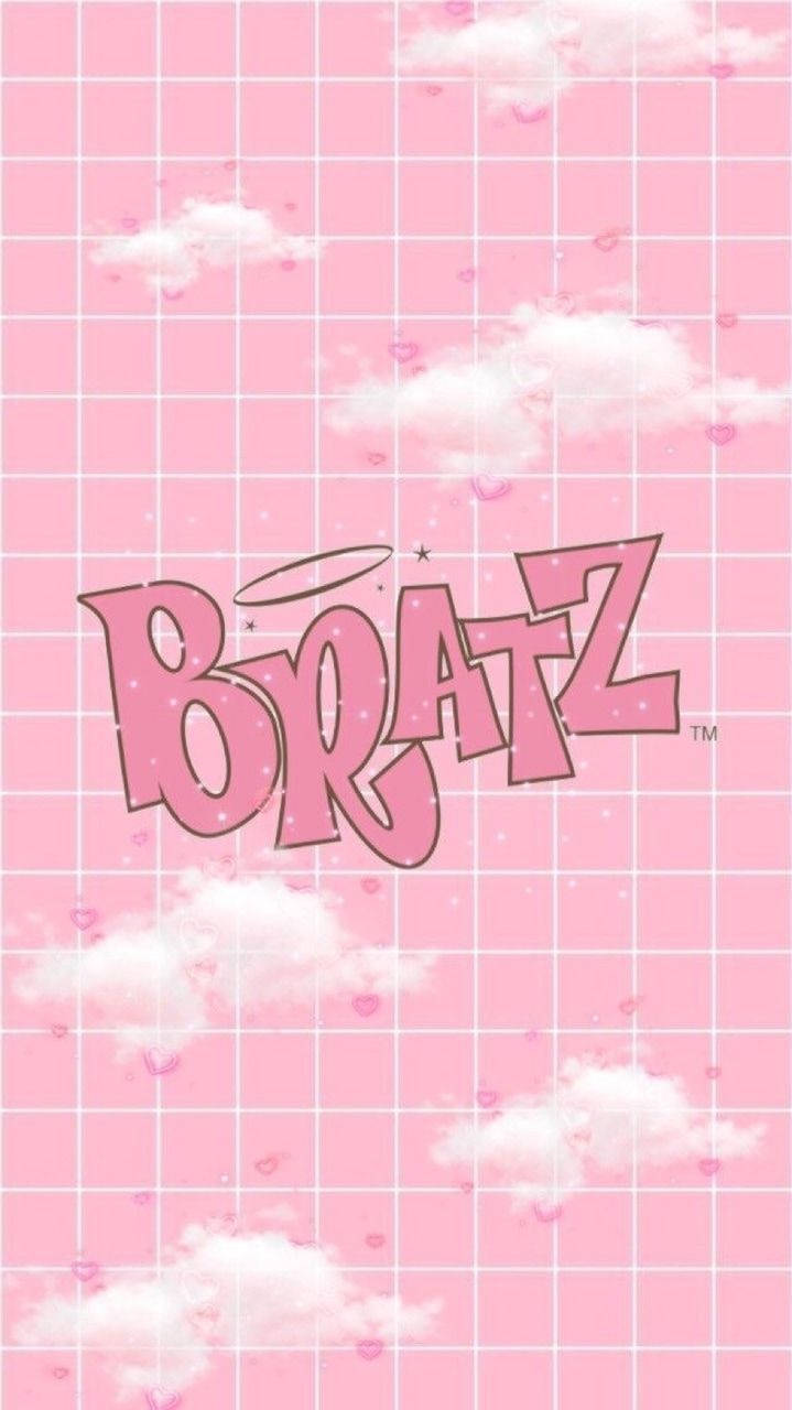 Bratz玩偶品牌名稱 壁紙 — 粉紅色網格背景，帶有 fluffy 雲朵和心形，圍繞著 Bratz 標誌，採用俏皮的粉紅色字體。