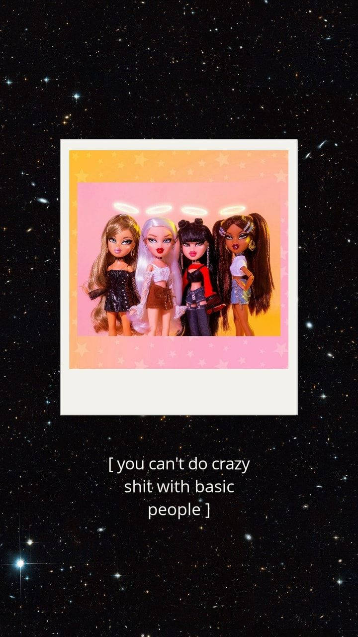 Bratz玩偶天使 壁紙 — 四個帶光環的風格化公仔在粉紅色星空背景前擺姿勢，背景由宇宙星場框住。