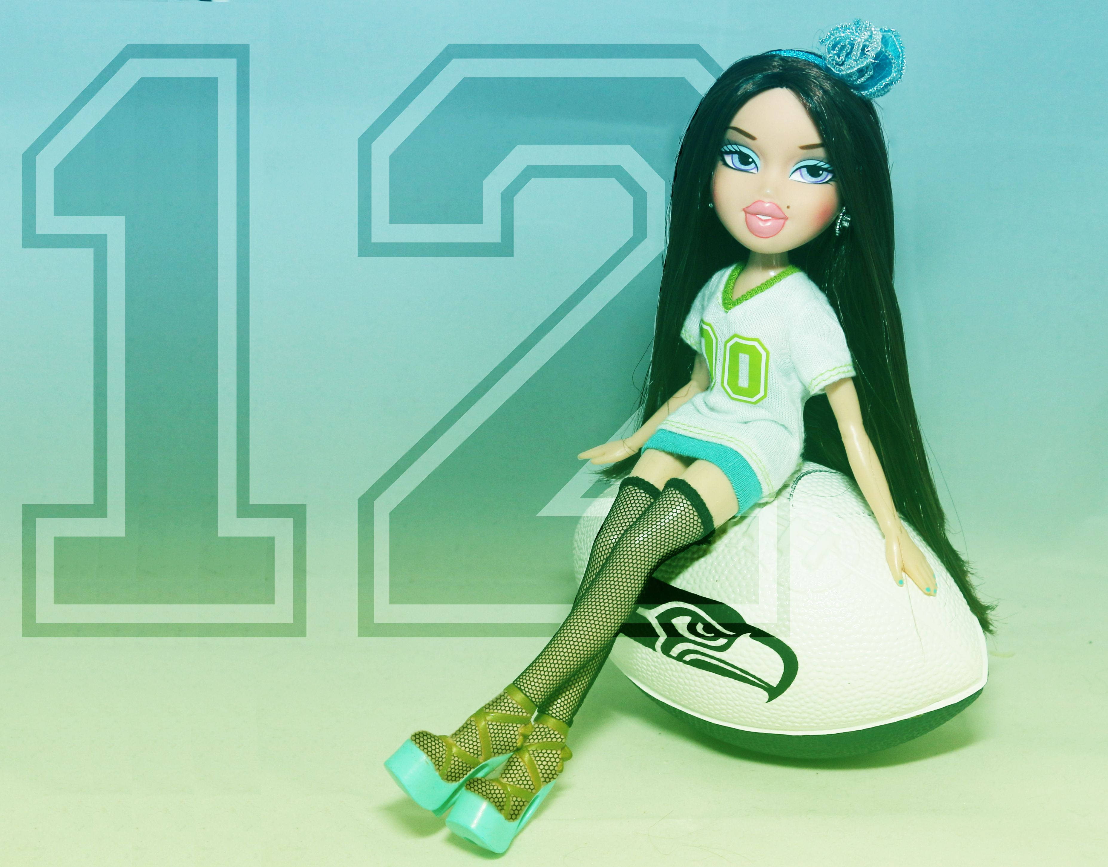 Bratz玩偶穿網球服 壁紙 — 一個穿著西雅圖海鷹隊球衣的娃娃坐在一個足球上，背景是藍綠色，有一個大數字12。