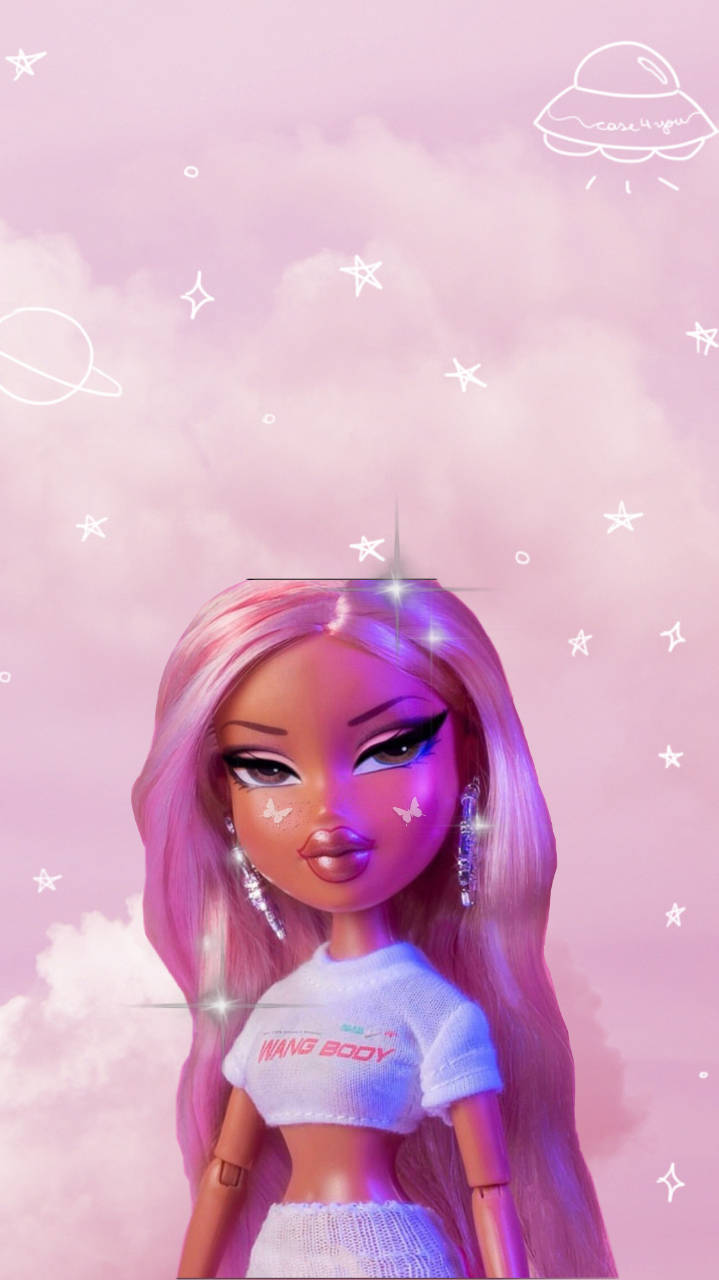 Bratz玩偶粉紅太空主題 壁紙 — 一個風格化的娃娃，擁有粉紅色頭髮和閃閃發光的配飾，站在充滿星星和UFO塗鴉的夢幻粉紅色天空前。