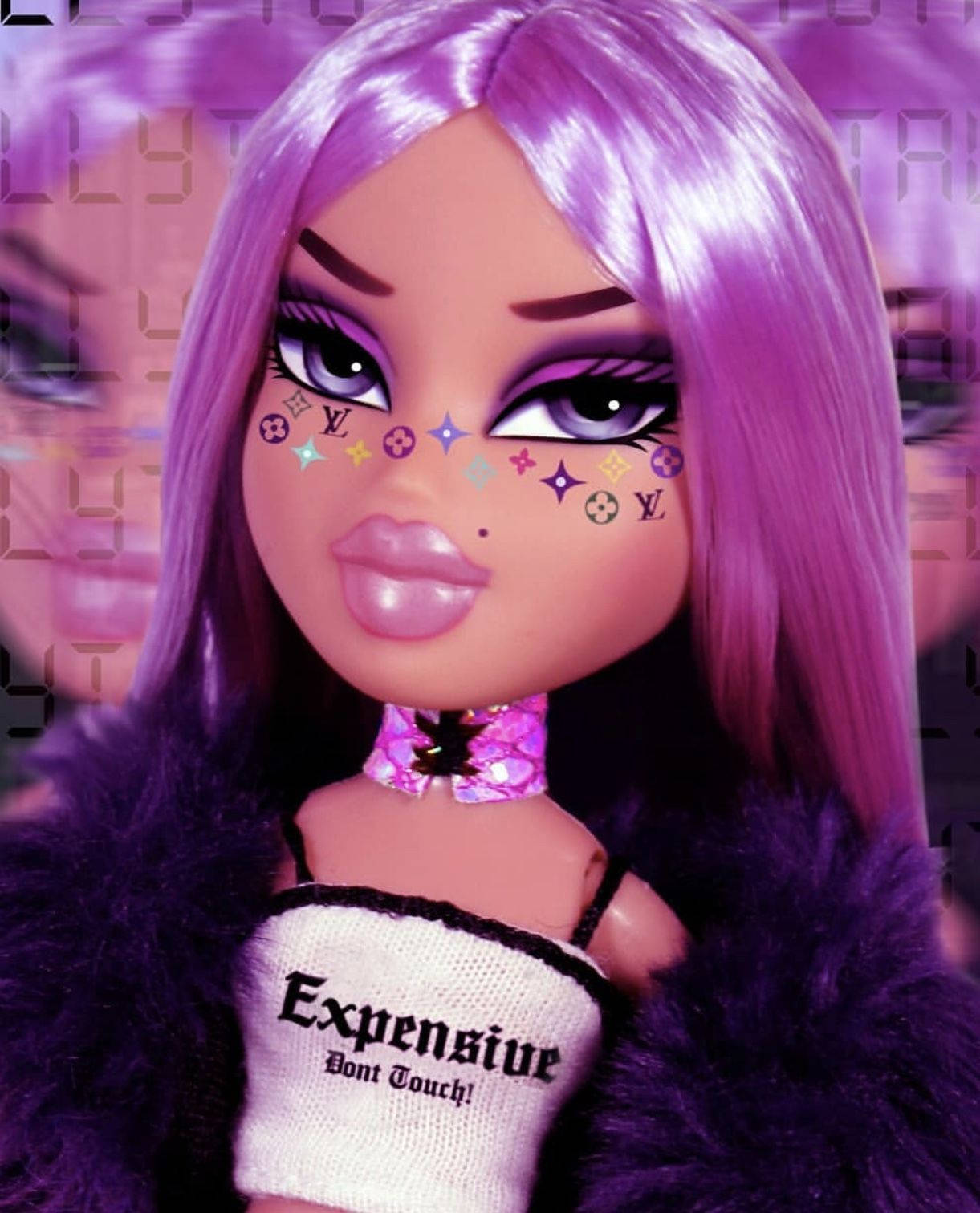 Bratz玩偶紫色頭髮 壁紙 — 一個擁有鮮豔紫色頭髮和閃亮臉部寶石的洋娃娃，穿著毛皮外套和一件寫著「Expensive Dont Touch!」的襯衫，背景是故障風格的粉紅色。