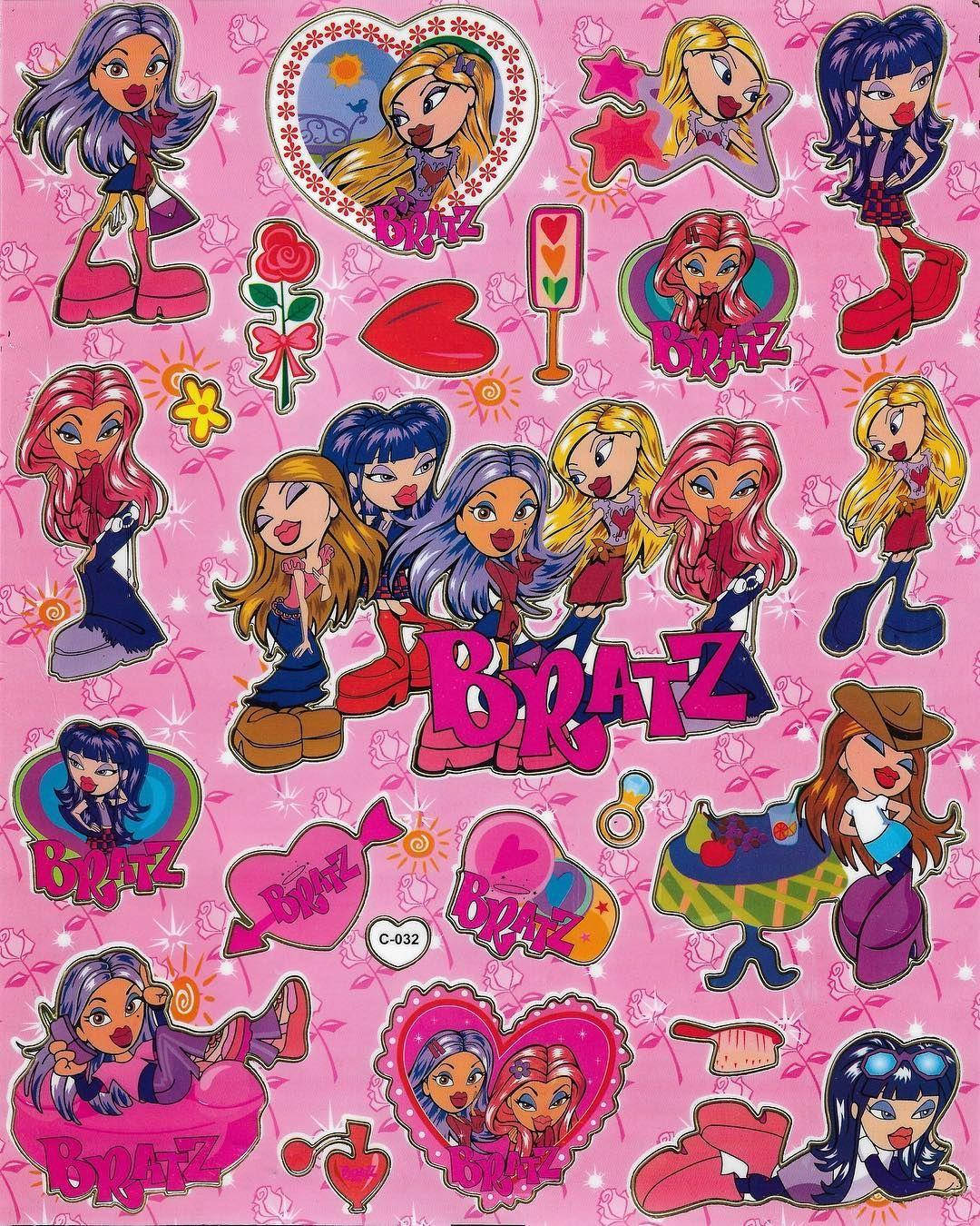 Bratz玩偶貼紙 壁紙 — 充滿活力的粉紅色壁紙，上面有卡通 Bratz 女孩以各種姿勢出現，並配有愛心、玫瑰和閃亮貼紙。