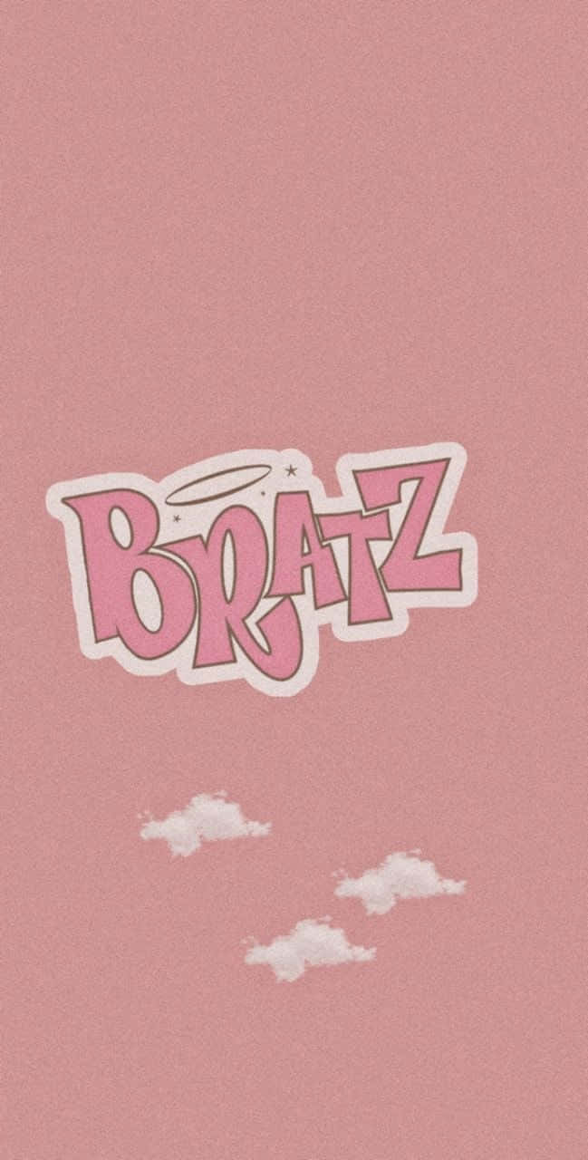 Bratz標誌，帶有天使光環和雲朵，背景為粉紅色。