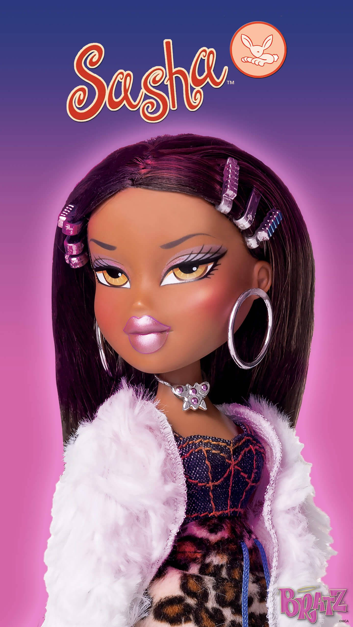Bratz莎夏動物紋服裝 壁紙 — 一個名為Sasha的Bratz娃娃，擁有長長的黑髮、大圈耳環和白色毛絨外套，背景為粉紫漸變色。