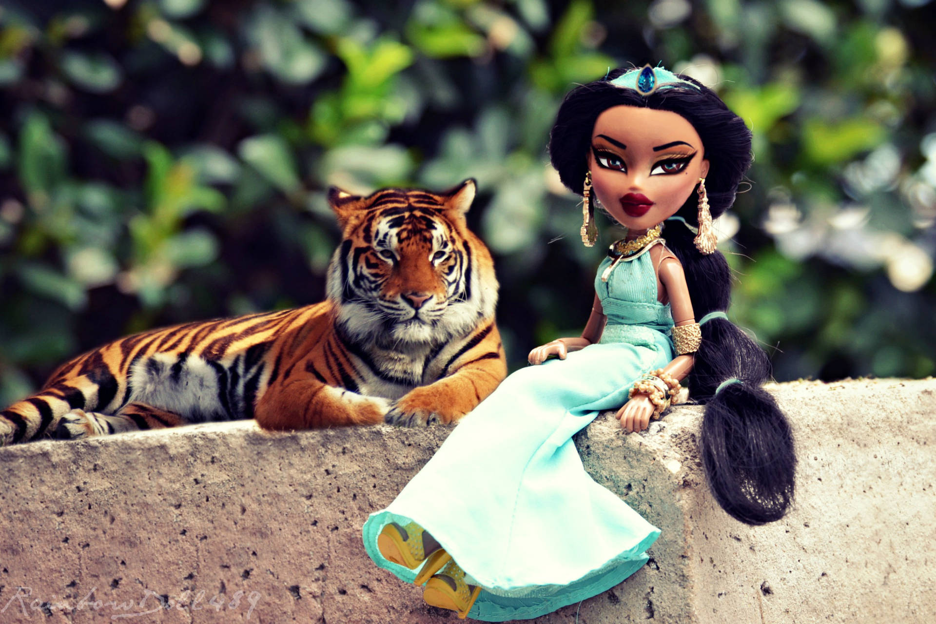 穿著藍綠色裙子的 Bratz 娃娃在石牆上與老虎一起，綠色背景。