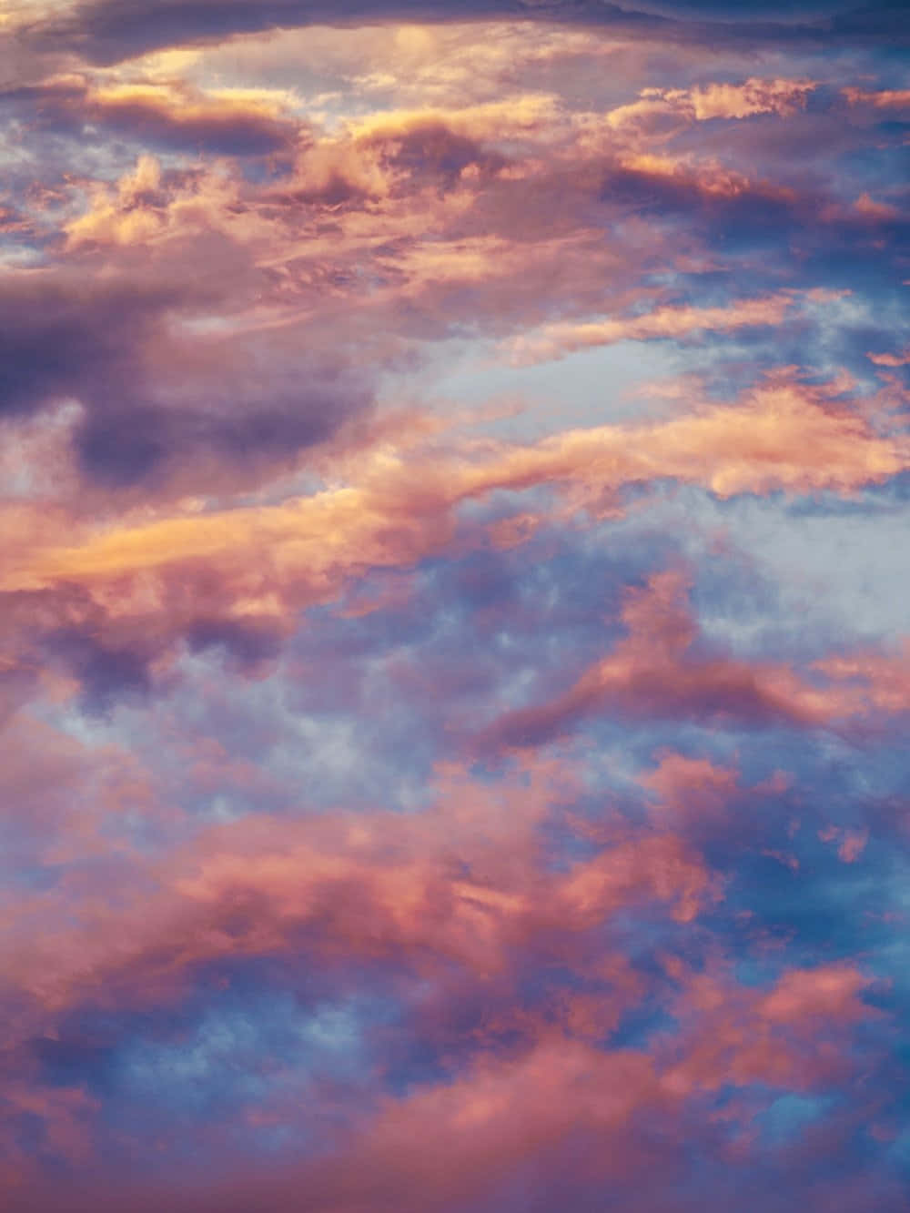 Sunset Photography 桌布 壁紙 — 令人驚嘆的日落天空，雲彩呈現鮮豔的橙色、粉紅色和深藍色調。