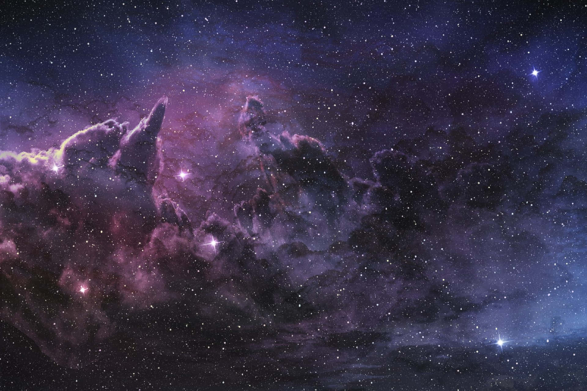  壁紙 — 一個令人嘆為觀止的宇宙星雲景觀，在繁星點點的深藍色夜空中散發著紫色和粉紅色的光芒。