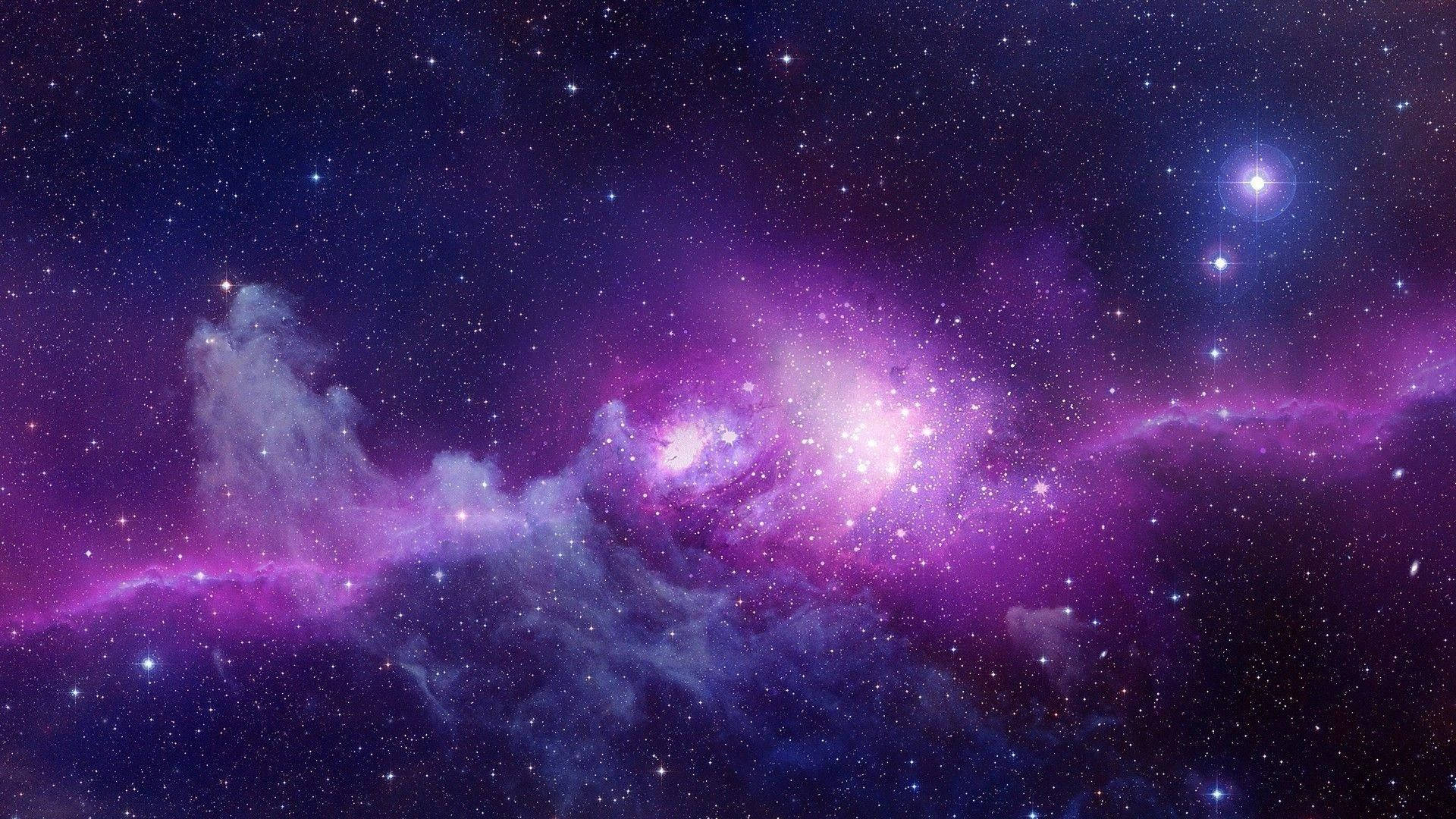 深空中帶有星星的鮮豔紫色和藍色星雲