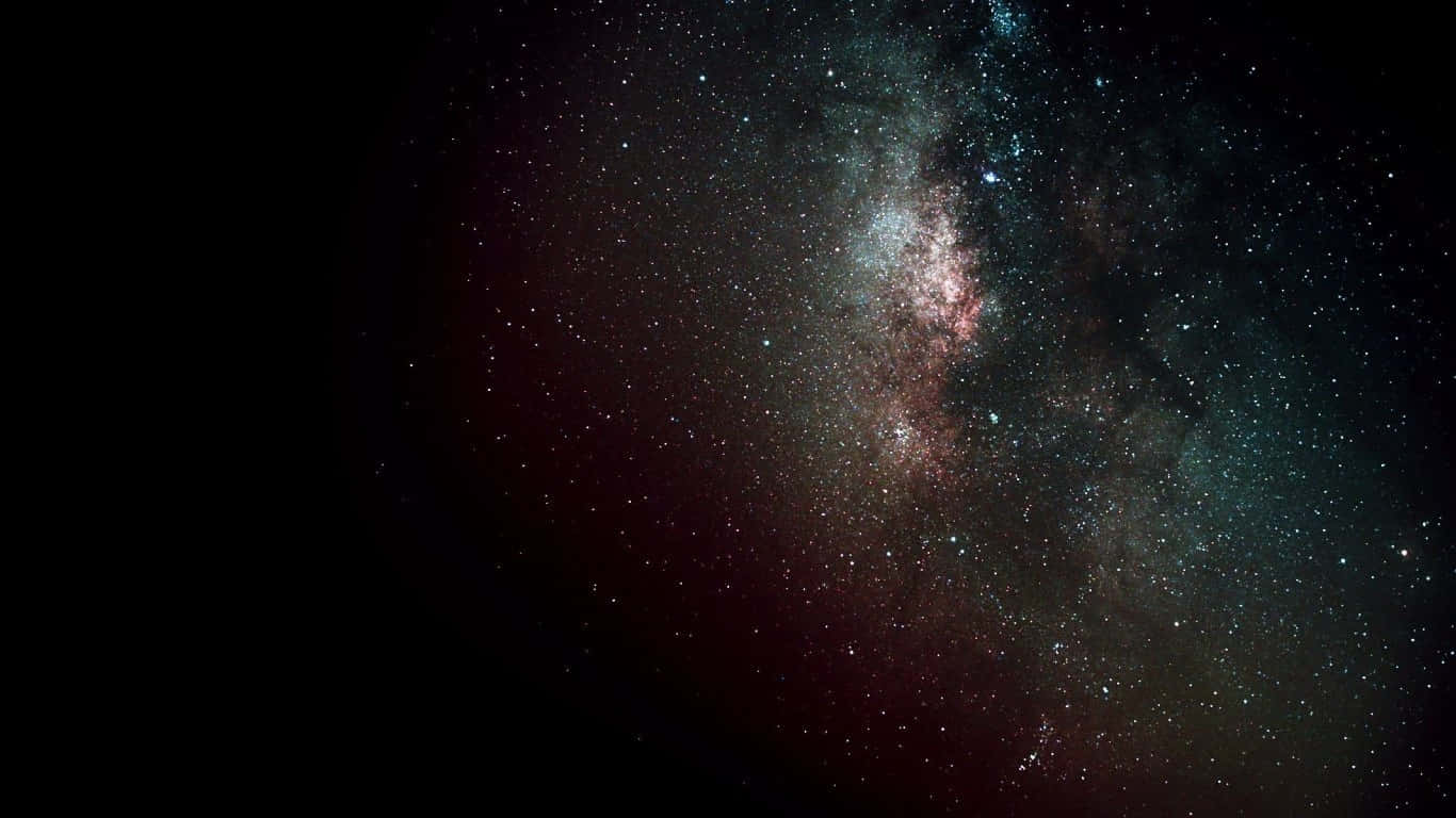 深空中帶有粉紅色和藍綠色星雲的銀河系