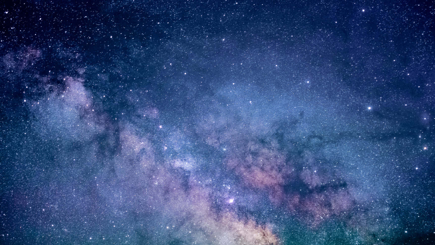 銀河系在黑暗的夜空中閃耀著星雲和無數星星。