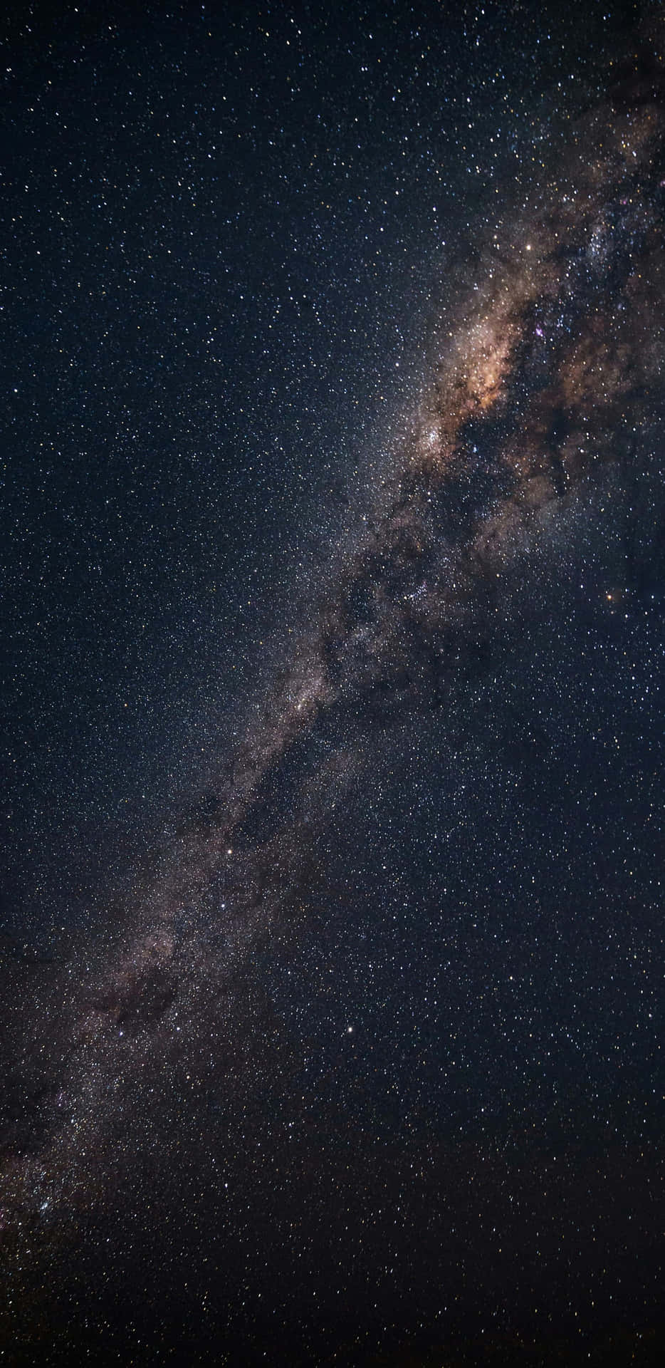  壁紙 — 令人嘆為觀止的銀河系景觀，斜跨滿天星斗的夜空，帶有宇宙塵埃帶和發光的星雲。