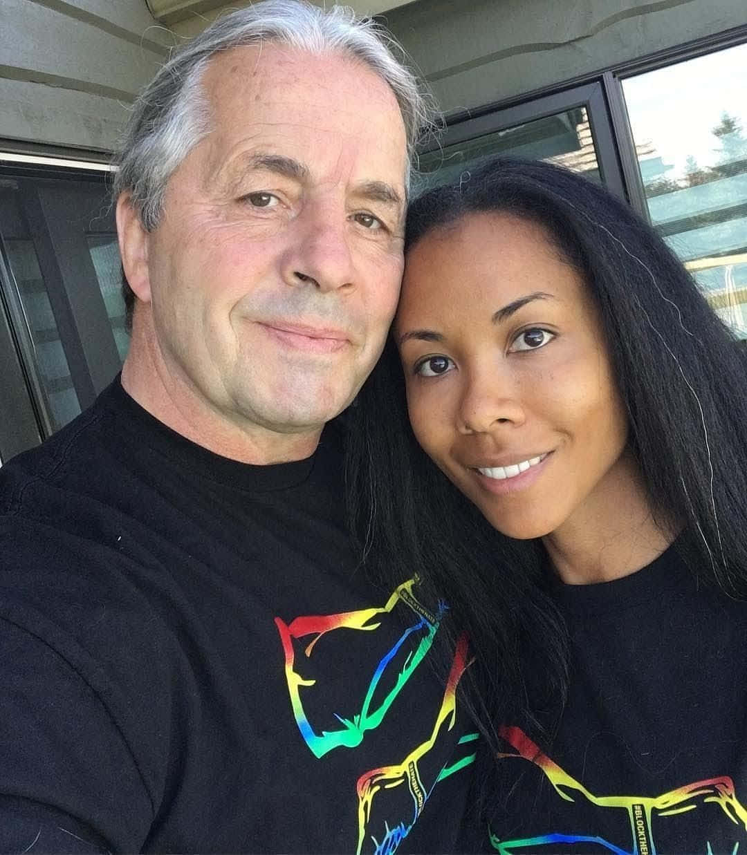 Bret Hart與妻子Stephanie Washington情侶照 壁紙 — 一對微笑的老年男女穿著印有彩虹貓圖案的黑色情侶T恤，緊靠在一起自拍。