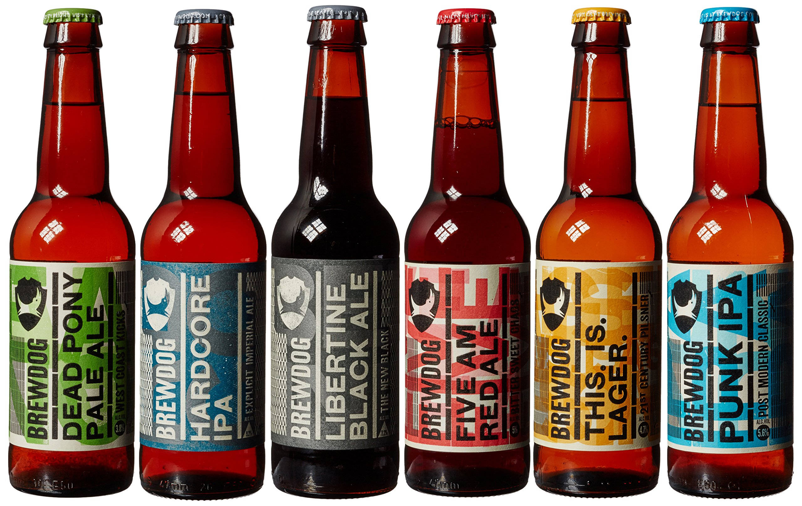 多款 BrewDog 啤酒瓶 壁紙 — 六款色彩繽紛的BrewDog啤酒瓶排列在白色背景前，展示大膽的標籤和多種麥芽酒類型。