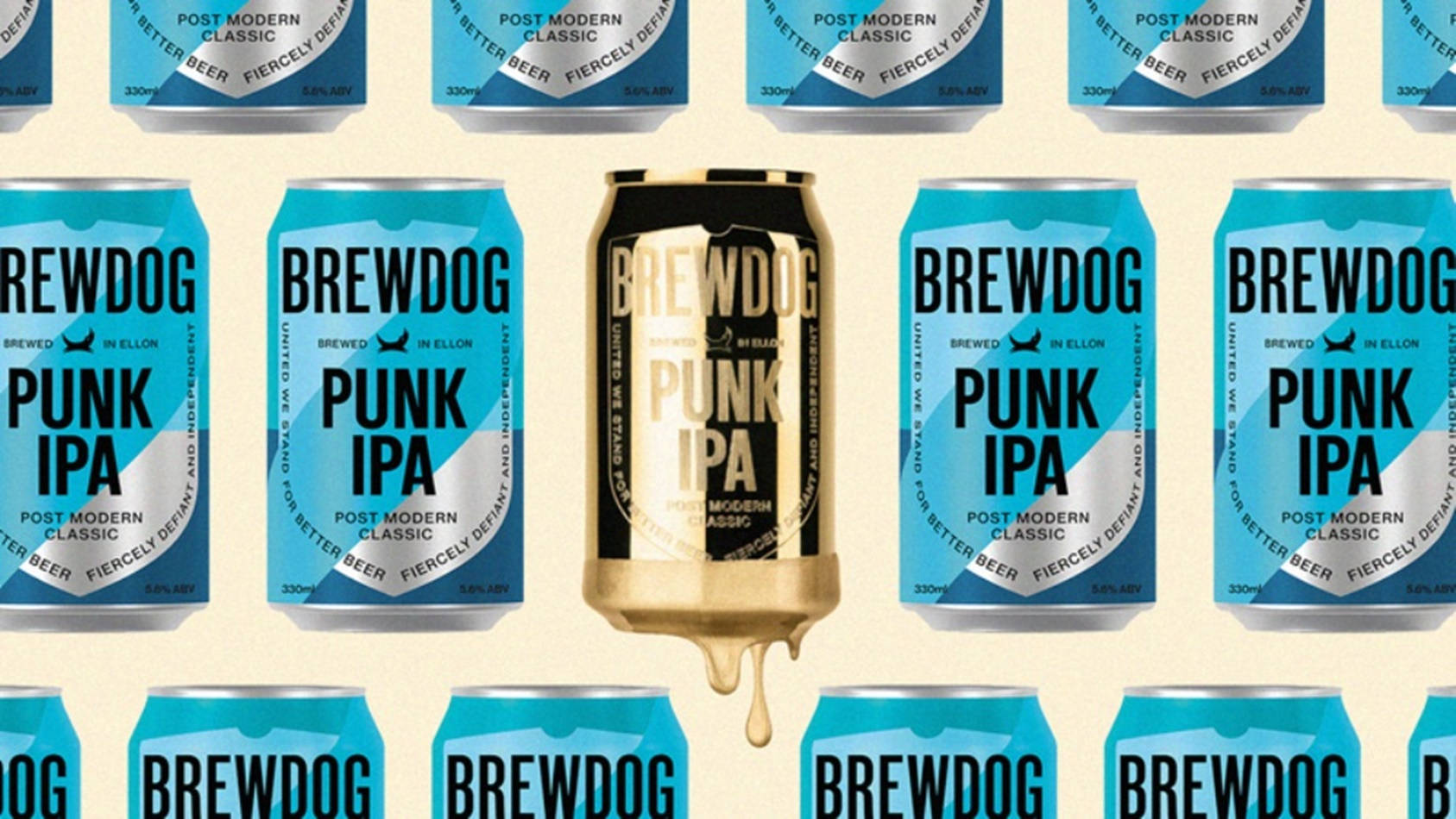 BrewDog Golden Punk IPA 啤酒 壁紙 — 一個金色嘅BrewDog Punk IPA罐喺中間滴緊液體，周圍係重複嘅藍色罐，背景係米色。