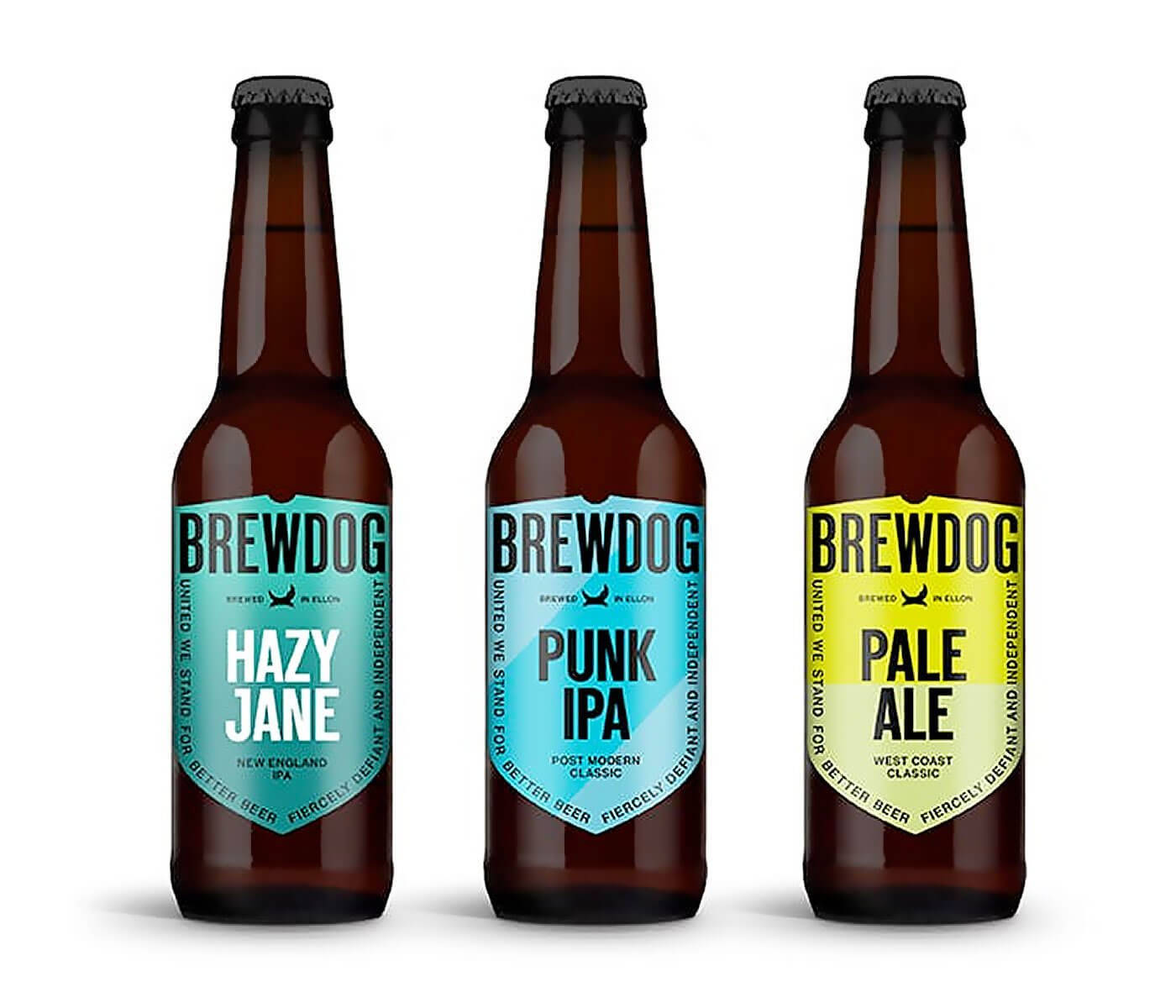 BrewDog Hazy Jane Punk Ipa Pale Ale 瓶子 壁紙 — 三支琥珀色啤酒瓶帶有色彩繽紛的BrewDog標籤，整齊排列在潔白背景前。
