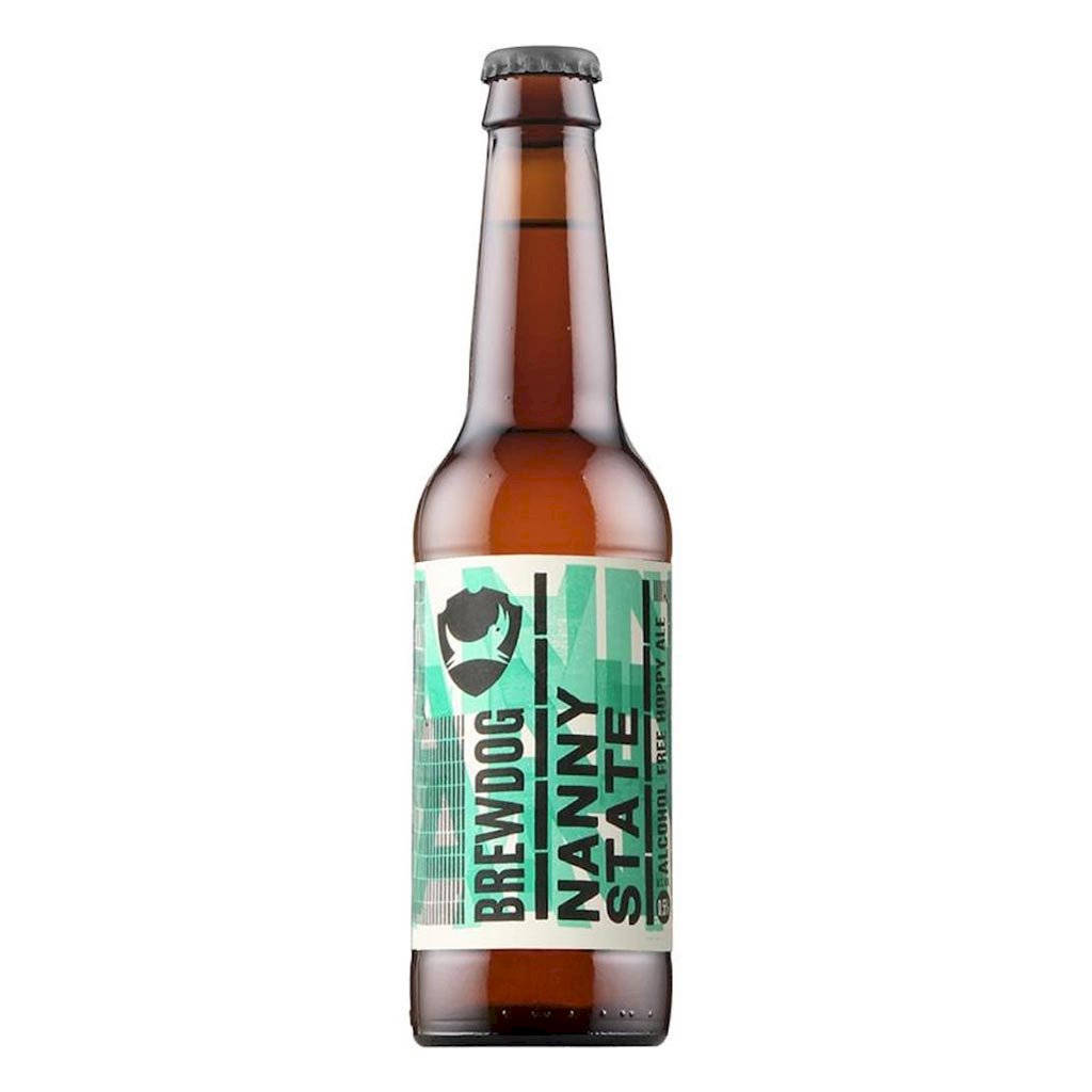 BrewDog Nanny State 啤酒瓶 壁紙 — 一個帶有綠色和白色標籤的BrewDog Nanny State無酒精啤酒棕色玻璃瓶，立在純白色背景前。