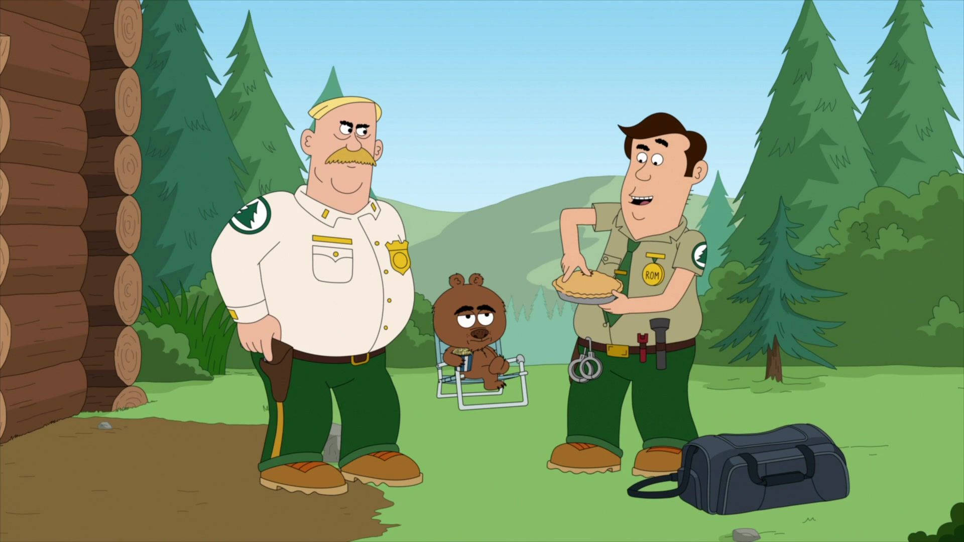 Brickleberry 馬洛伊凝視 壁紙 — 兩個卡通護林員和一隻坐在椅子上的熊站在森林中的木屋外，其中一個護林員拿著一個餡餅。