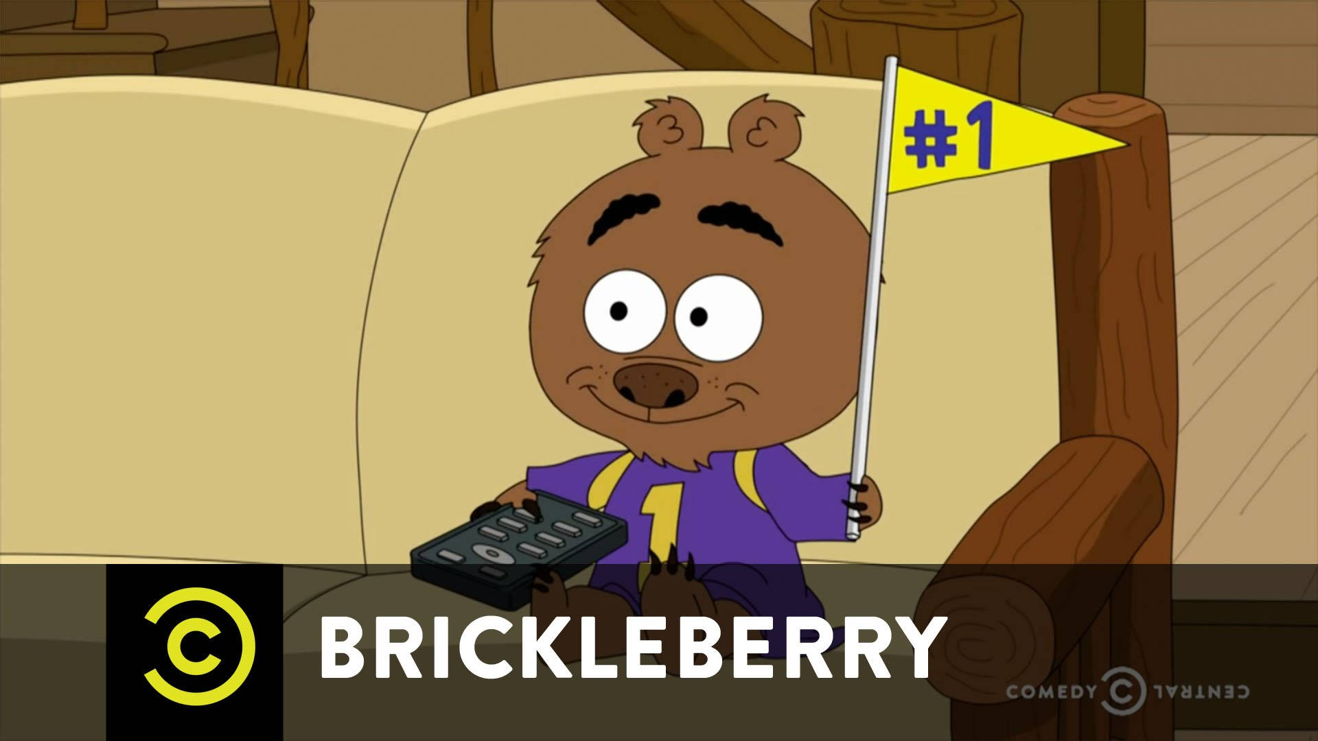 Brickleberry 馬洛伊 拿黃旗 壁紙 — 一隻穿著紫色球衣的卡通熊坐在沙發上，手持遙控器和一面「#1」旗幟，表情愉快。