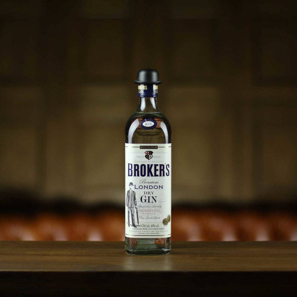 木質吧檯上的一瓶 Brokers Premium London Dry Gin。