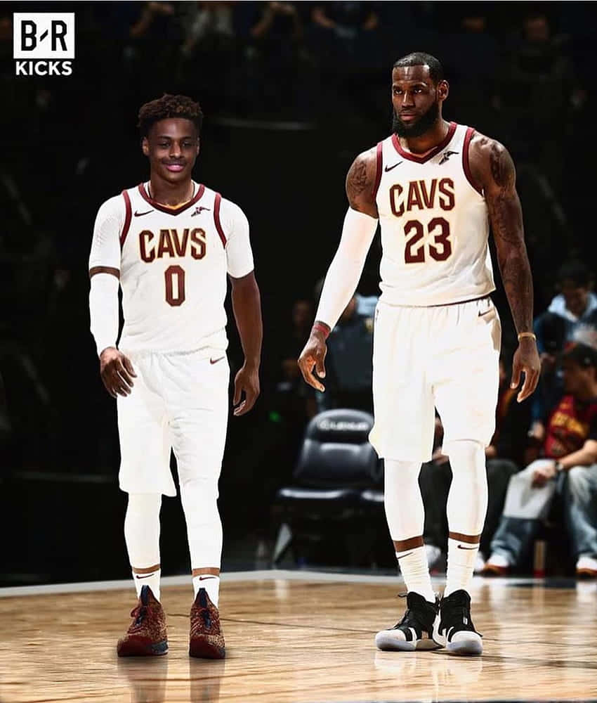 兩名身穿Cavs球衣的籃球運動員在比賽中站在球場上。