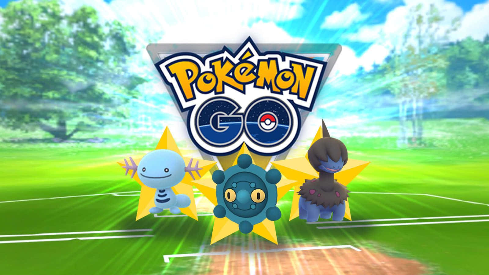 三個寶可夢角色站在陽光明媚的天空下的草地上，帶有Pokémon GO標誌。
