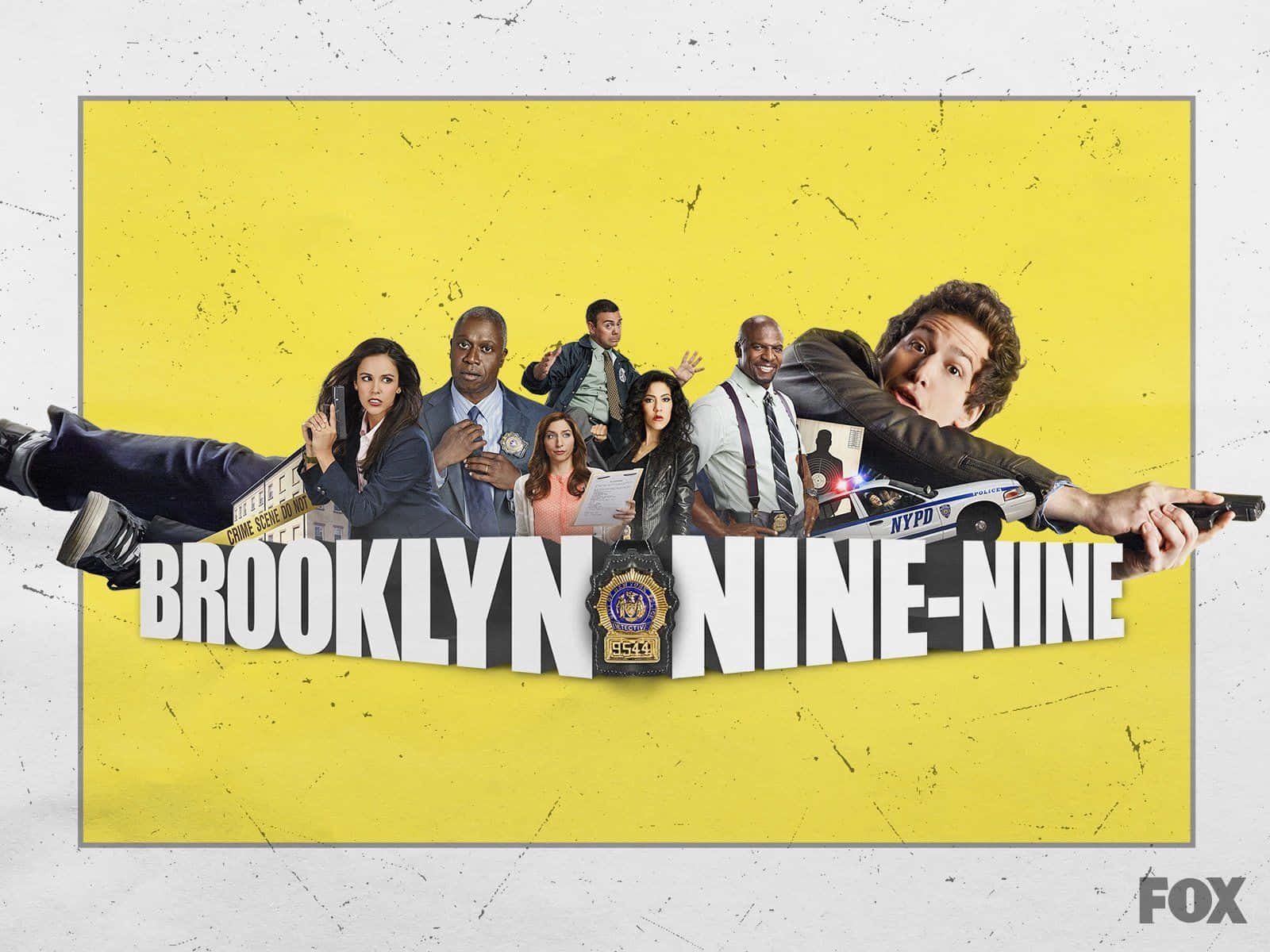 《Brooklyn Nine-Nine》小隊準備行動 壁紙 — 一張充滿活力的黃色海報，展示《神煩警探》的演員陣容，以動態姿勢搭配警徽和紐約警察局的警車。