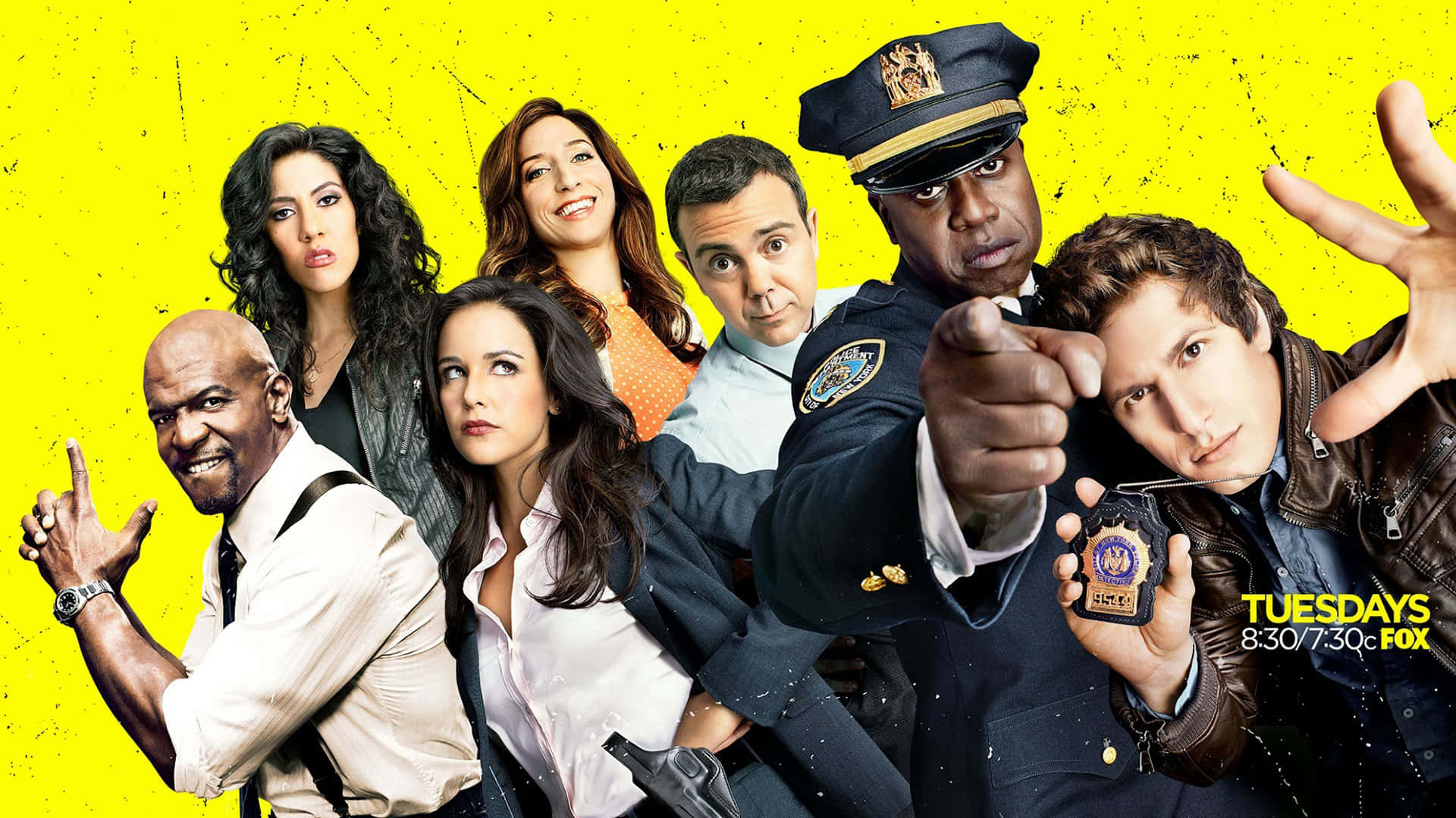 《Brooklyn Nine-Nine》警局裡的歡樂從不間斷 壁紙 — 鮮黃色背景上，七位演員身穿警察和便服，為電視節目宣傳擺出動態姿勢。