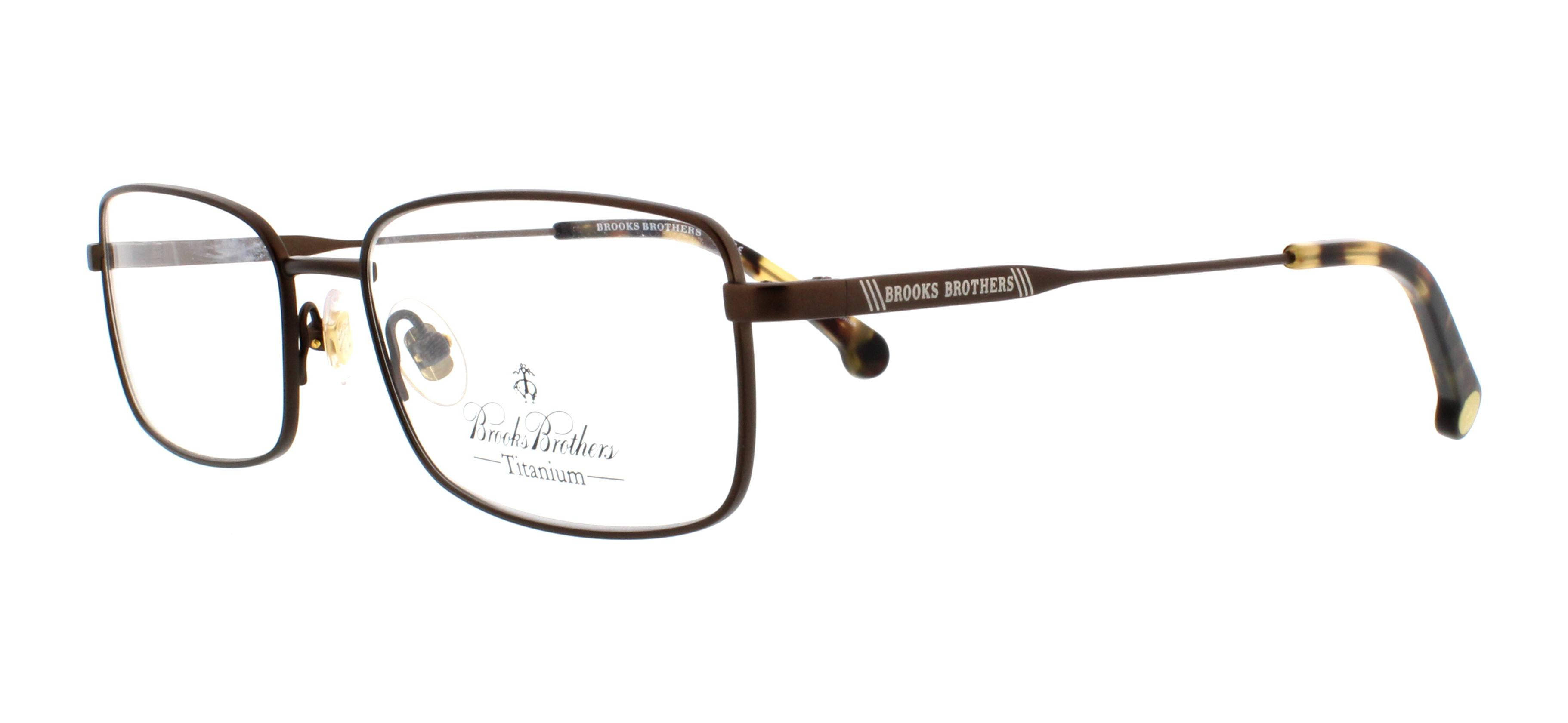 Brooks Brothers典雅風範 壁紙 — 白色背景上的長方形Brooks Brothers鈦金屬眼鏡，配以玳瑁鏡臂和透明鏡片。