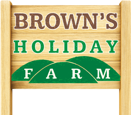 Brown's假日農場木牌 壁紙 — 一個質樸的木牌寫著Brown's Holiday Farm，並有綠色山丘圖案，背景為黑色。