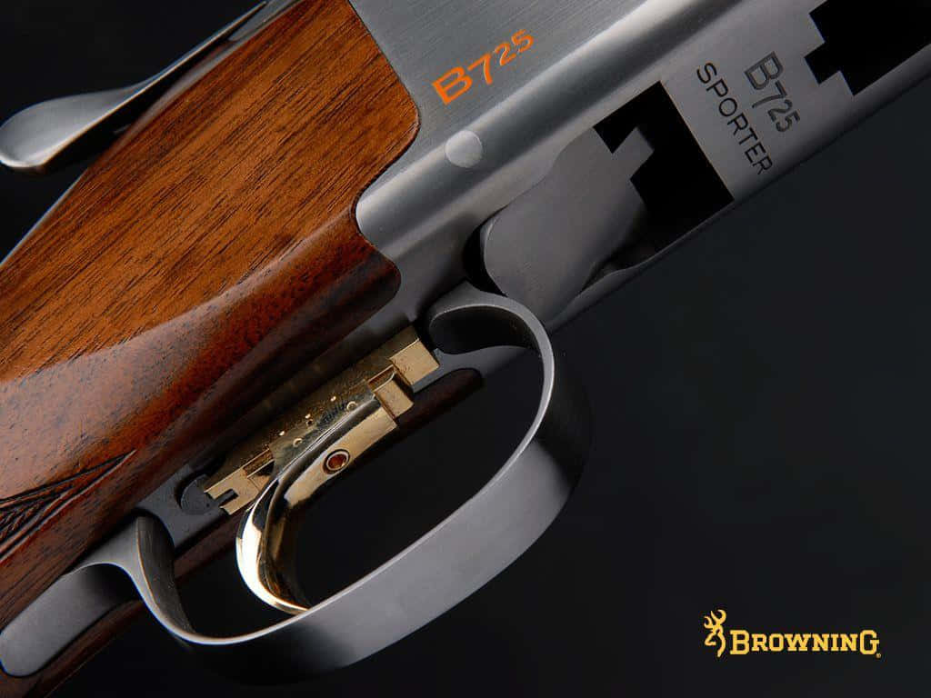 近距離拍攝的Browning B725 Sporter霰彈槍，帶有木質槍托和金屬飾面。