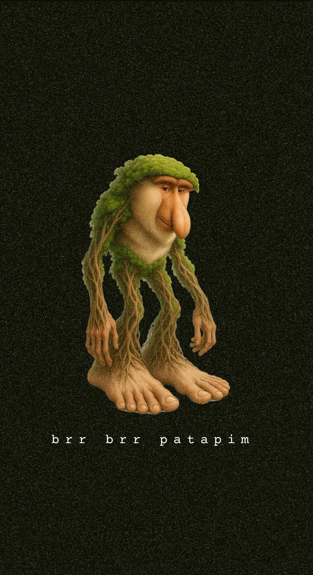 Brr Brr Patapim奇幻生物 壁紙 — 一個古怪的樹狀生物，長著苔蘚綠的頭髮和樹皮覆蓋的四肢，站在深色紋理背景前。