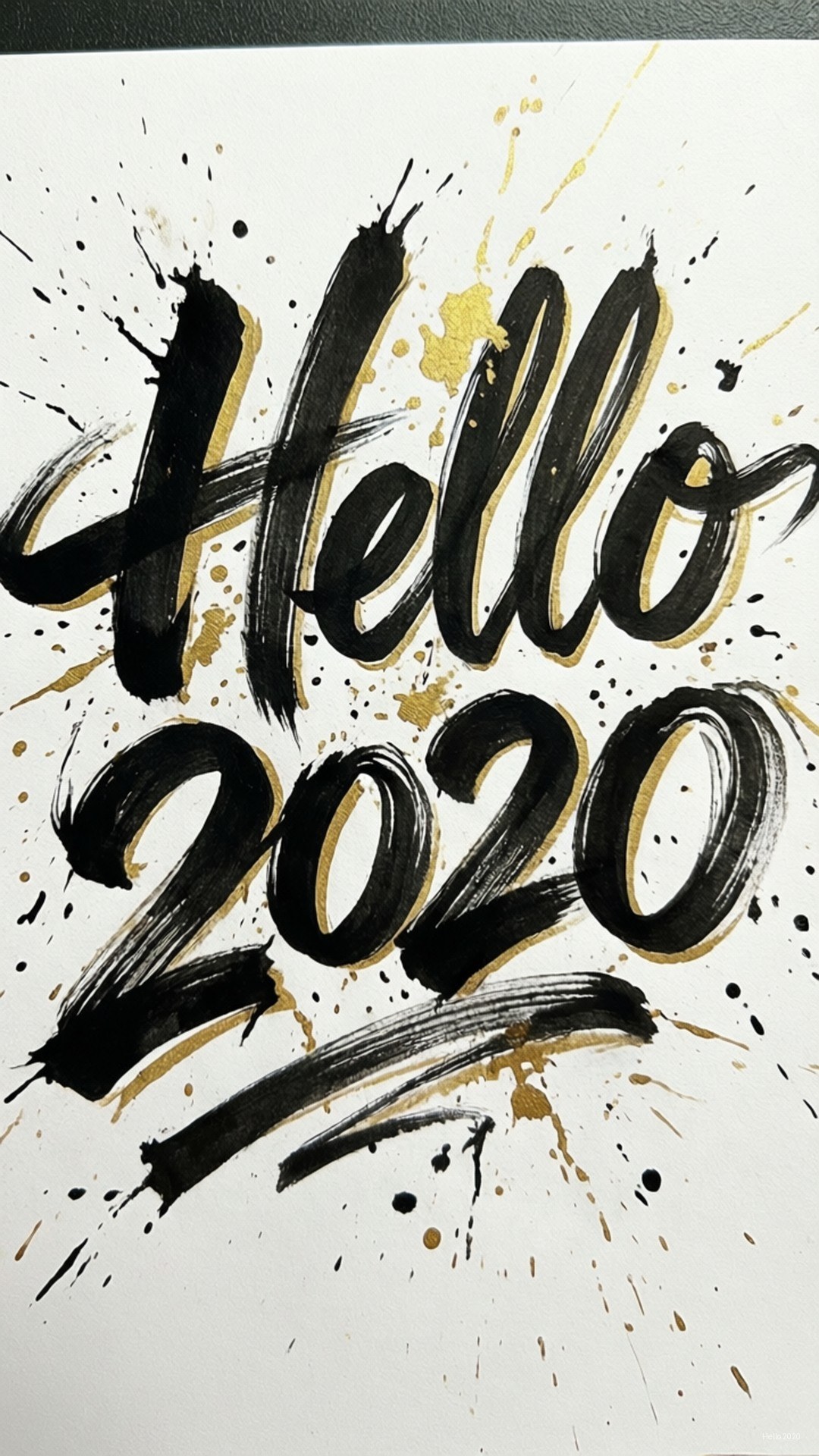 白色背景上帶有潑濺的黑色和金色筆觸文字 hello 2020