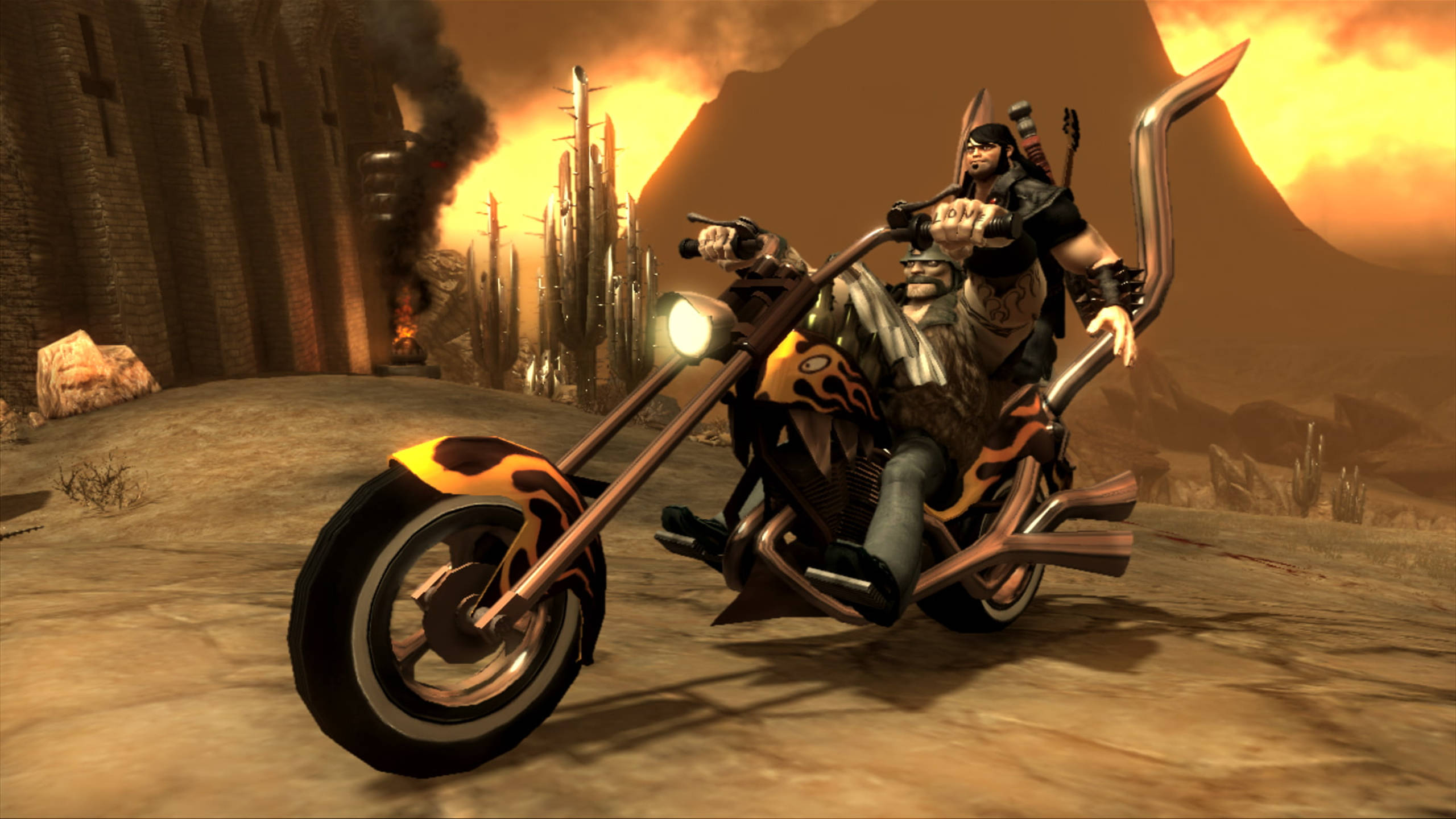 Brutal Legend 艾迪騎火霸王 壁紙 — 一個肌肉發達的電單車手騎著一輛火焰裝飾的chopper電單車，穿過荒涼的沙漠荒地，天空是火熱的橙色。