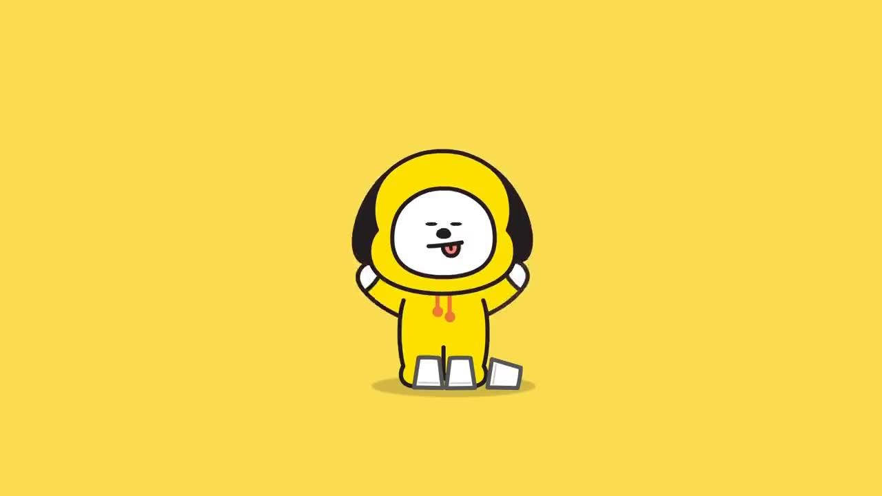 黃色背景極簡奇米 Bt21 壁紙 — 一隻穿著黃色連帽衫的開心卡通狗，在純黃色背景前快樂地站立。