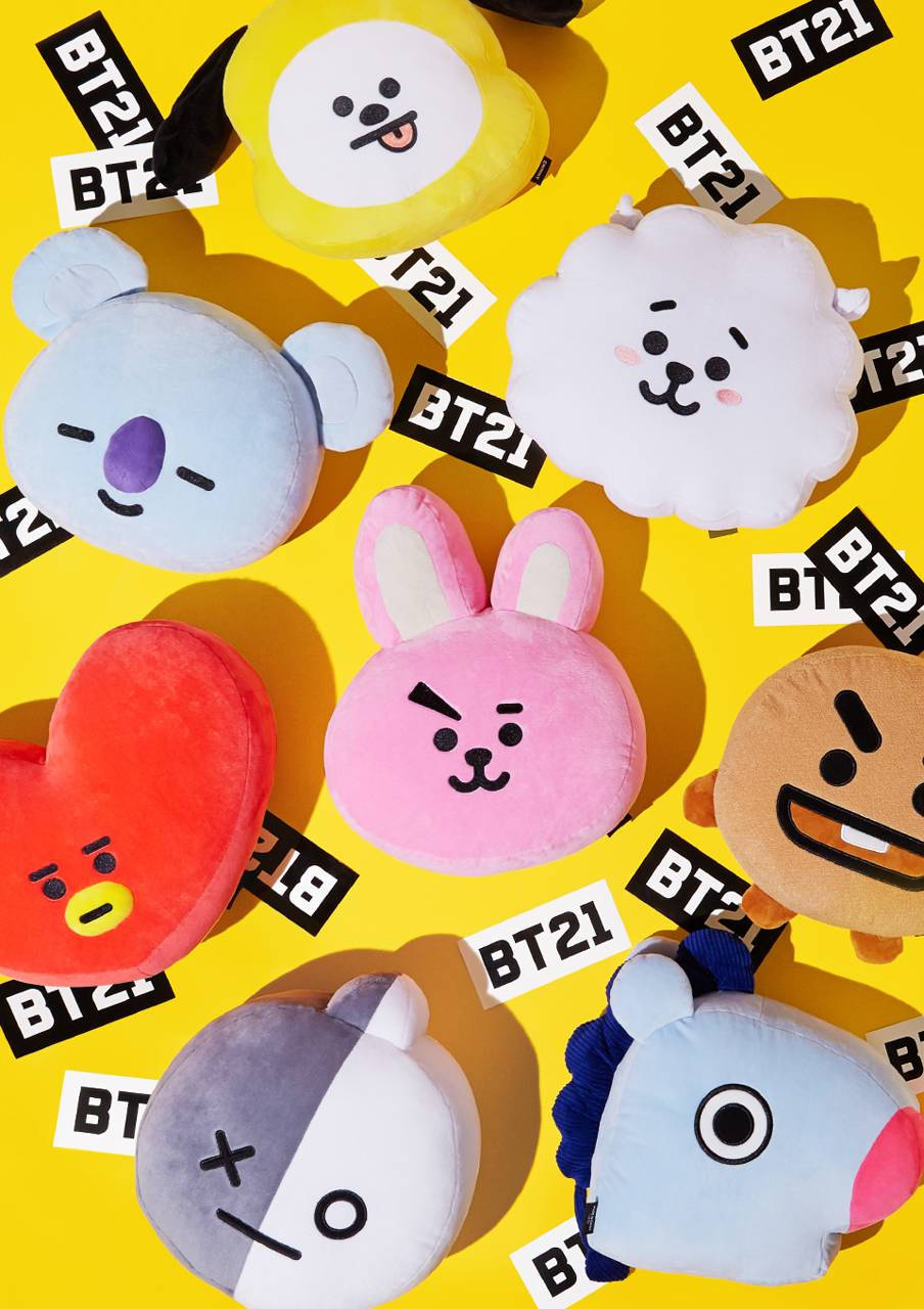 BT21毛絨玩偶 壁紙 — 充滿活力的黃色背景上散落著色彩繽紛的BT21毛絨角色，投下柔和陰影。