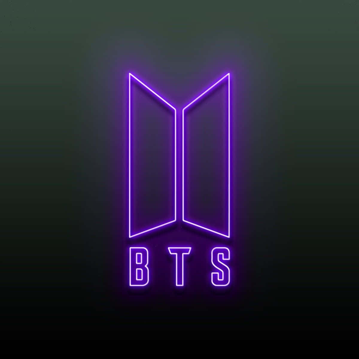 BTS偶像：成員們微笑合影 壁紙 — 發光的紫色霓虹BTS標誌，帶有蝴蝶翅膀，在深色漸變背景上。