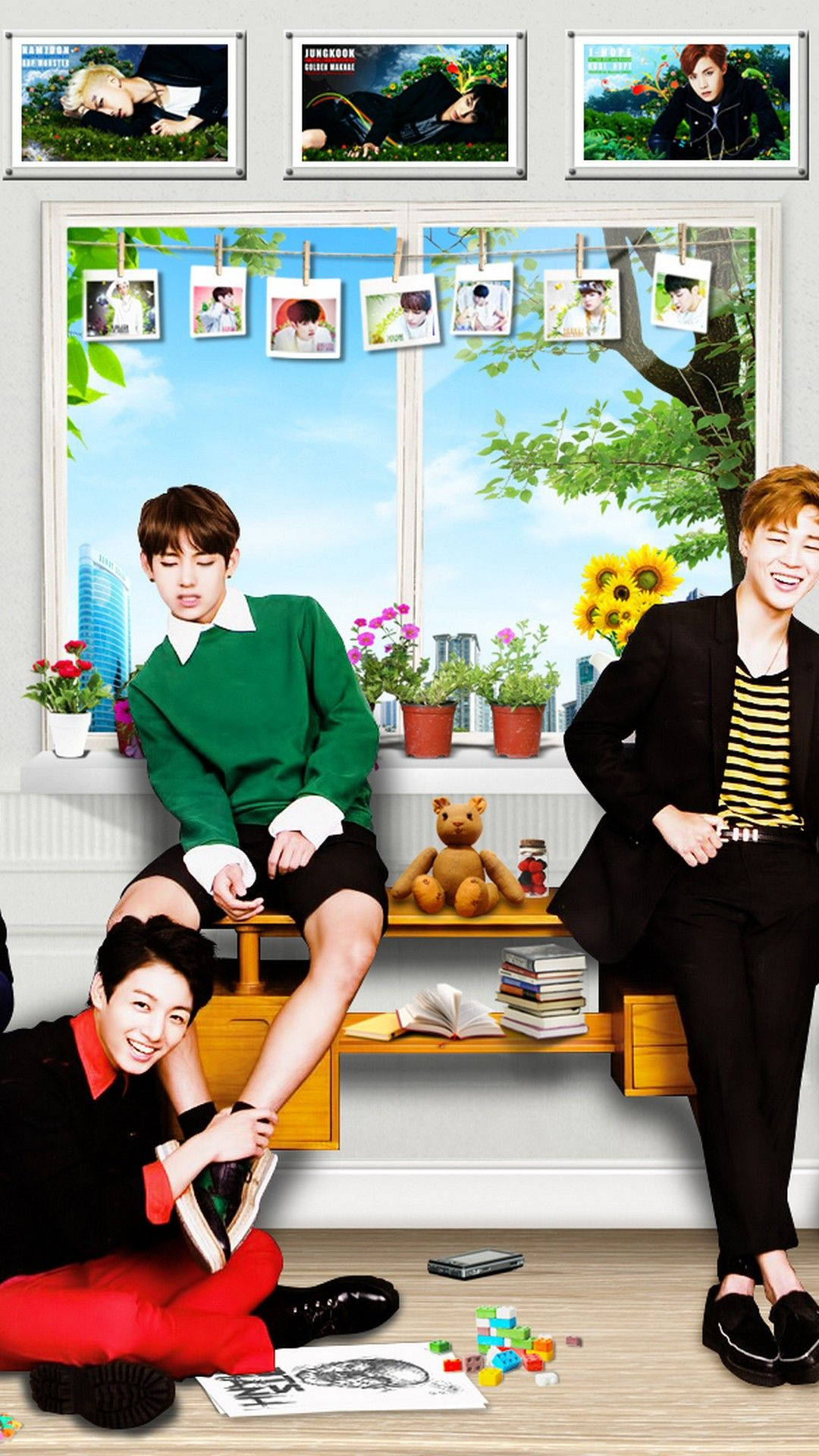 BTS 2020 3D 室內 壁紙 — 三位年輕男性在陽光充足的房間裡隨意擺姿勢，窗台上裝飾著盆栽植物、書籍和裱框照片。